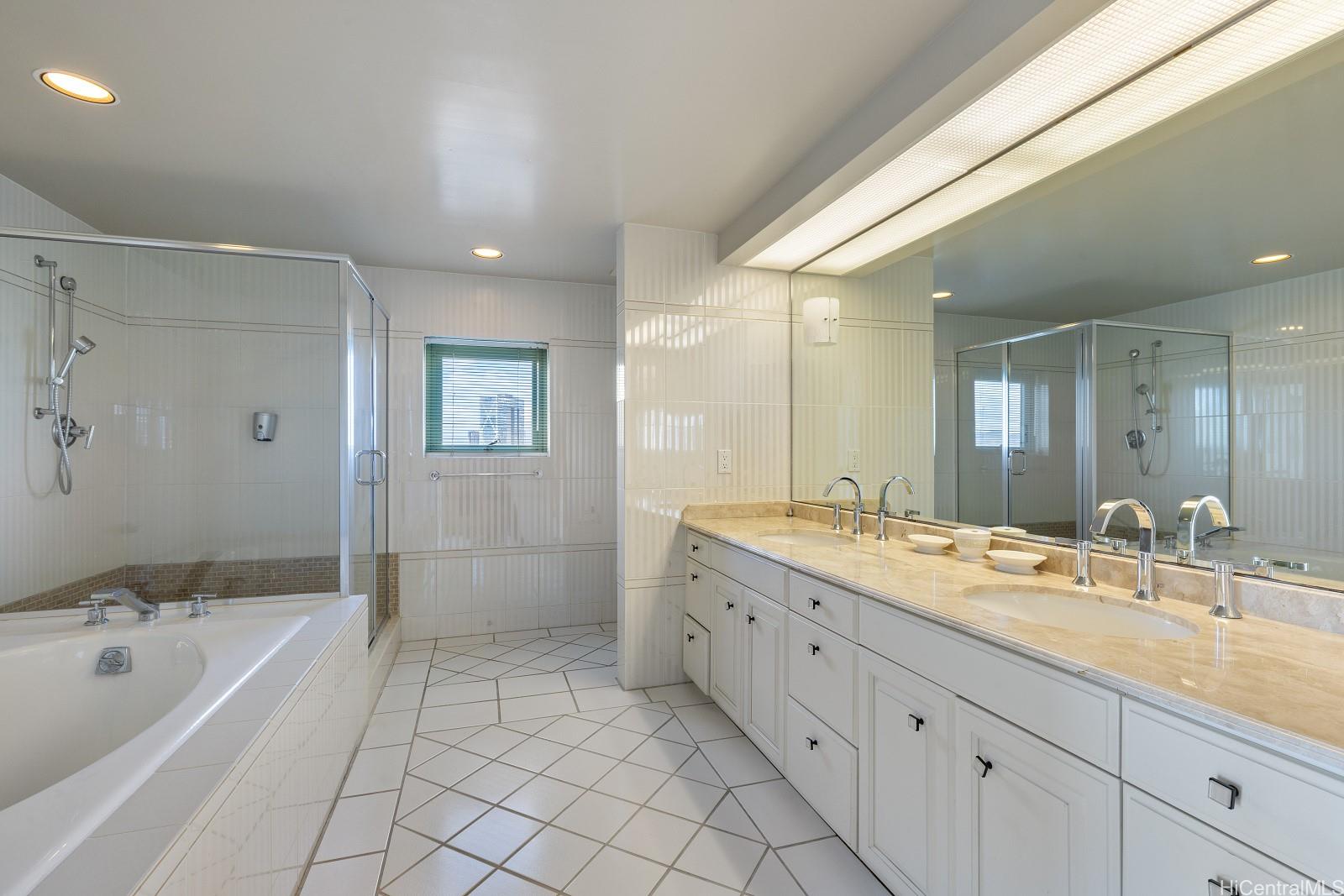 Uraku Tower Hawaii condo # 27A, Honolulu, Hawaii - photo 16 of 25