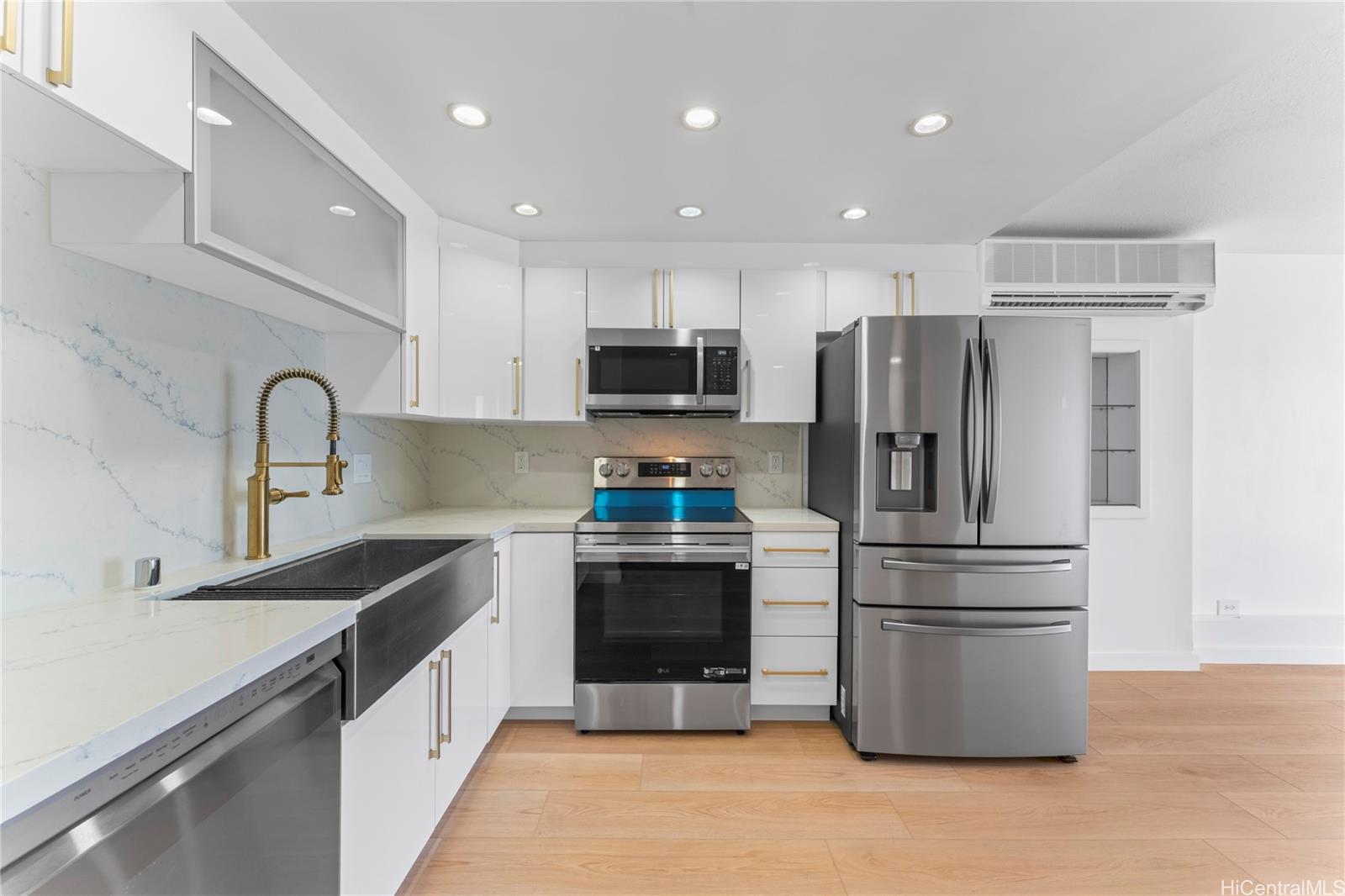 1350 Ala Moana condo # 1811, Honolulu, Hawaii - photo 3 of 22