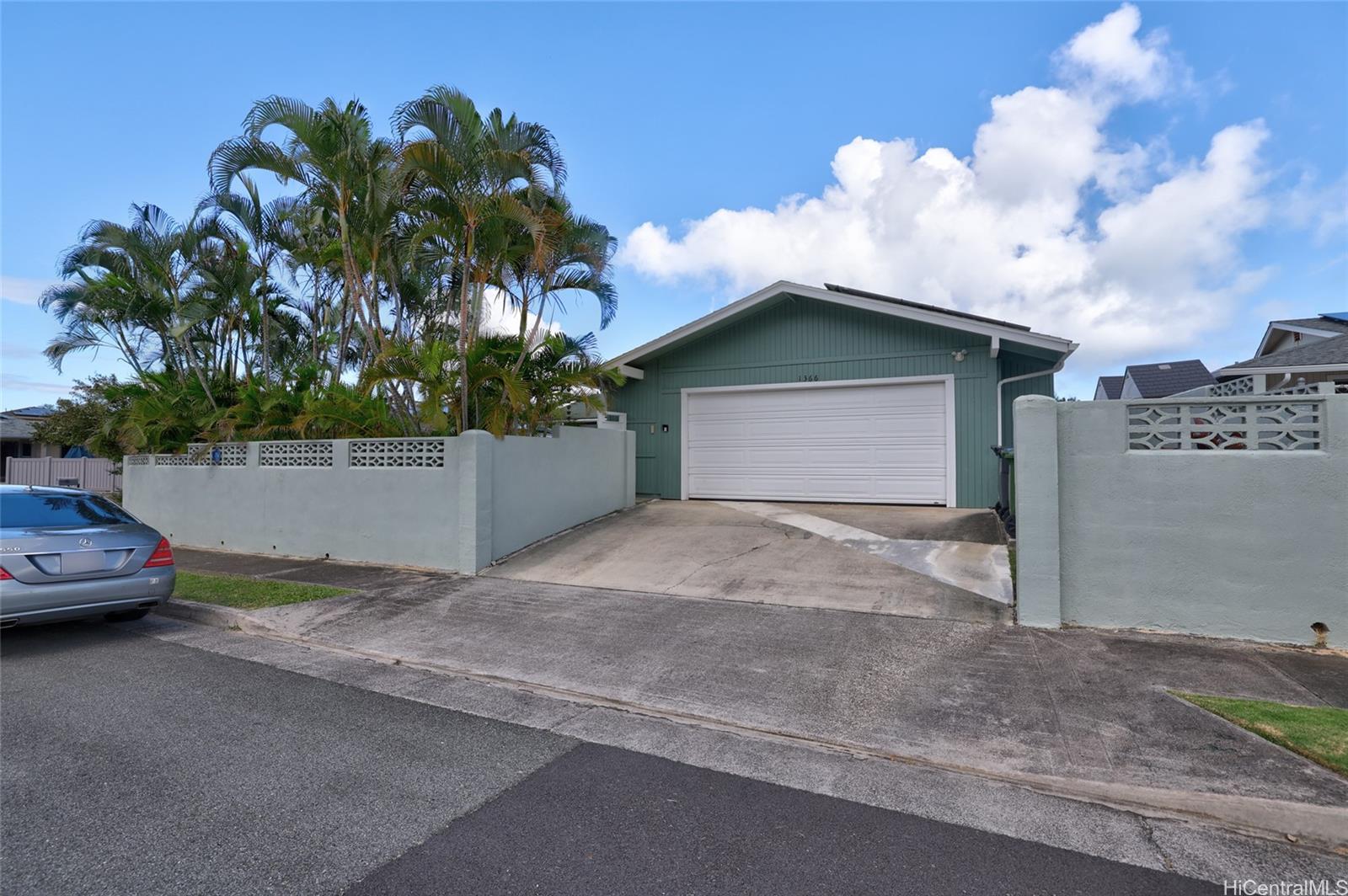 1366  Akiahala Pl Kaopa, Kailua home - photo 2 of 25