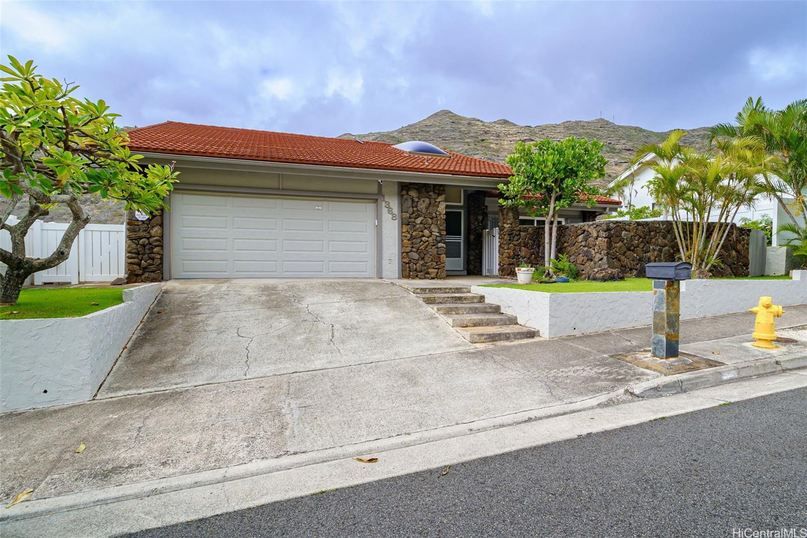 1368  Kaeleku Street Kalama Valley, Hawaii Kai home - photo 2 of 25