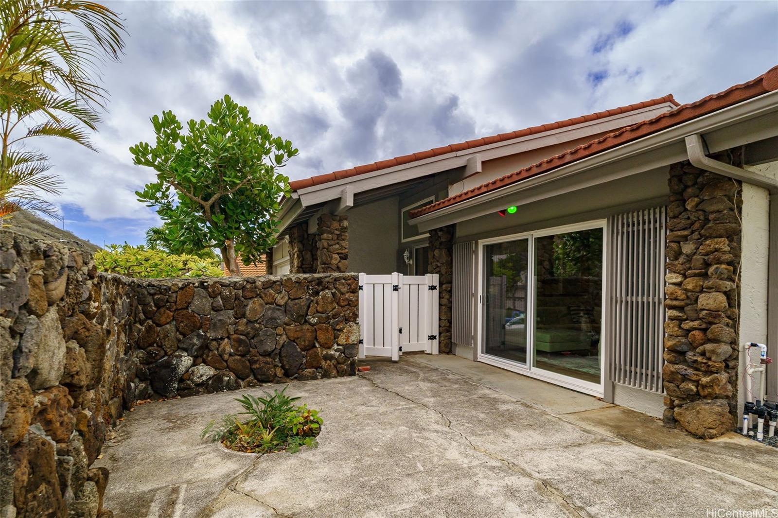 1368  Kaeleku Street Kalama Valley, Hawaii Kai home - photo 22 of 25