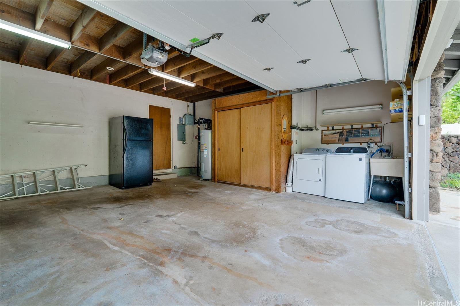 1368  Kaeleku Street Kalama Valley, Hawaii Kai home - photo 23 of 25