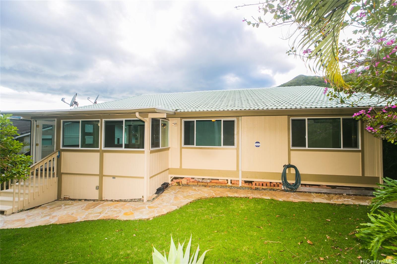 1373  Kaeleku Street Kalama Valley, Hawaii Kai home - photo 21 of 25