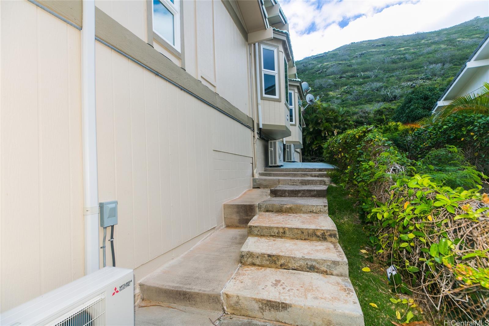 1373  Kaeleku Street Kalama Valley, Hawaii Kai home - photo 23 of 25