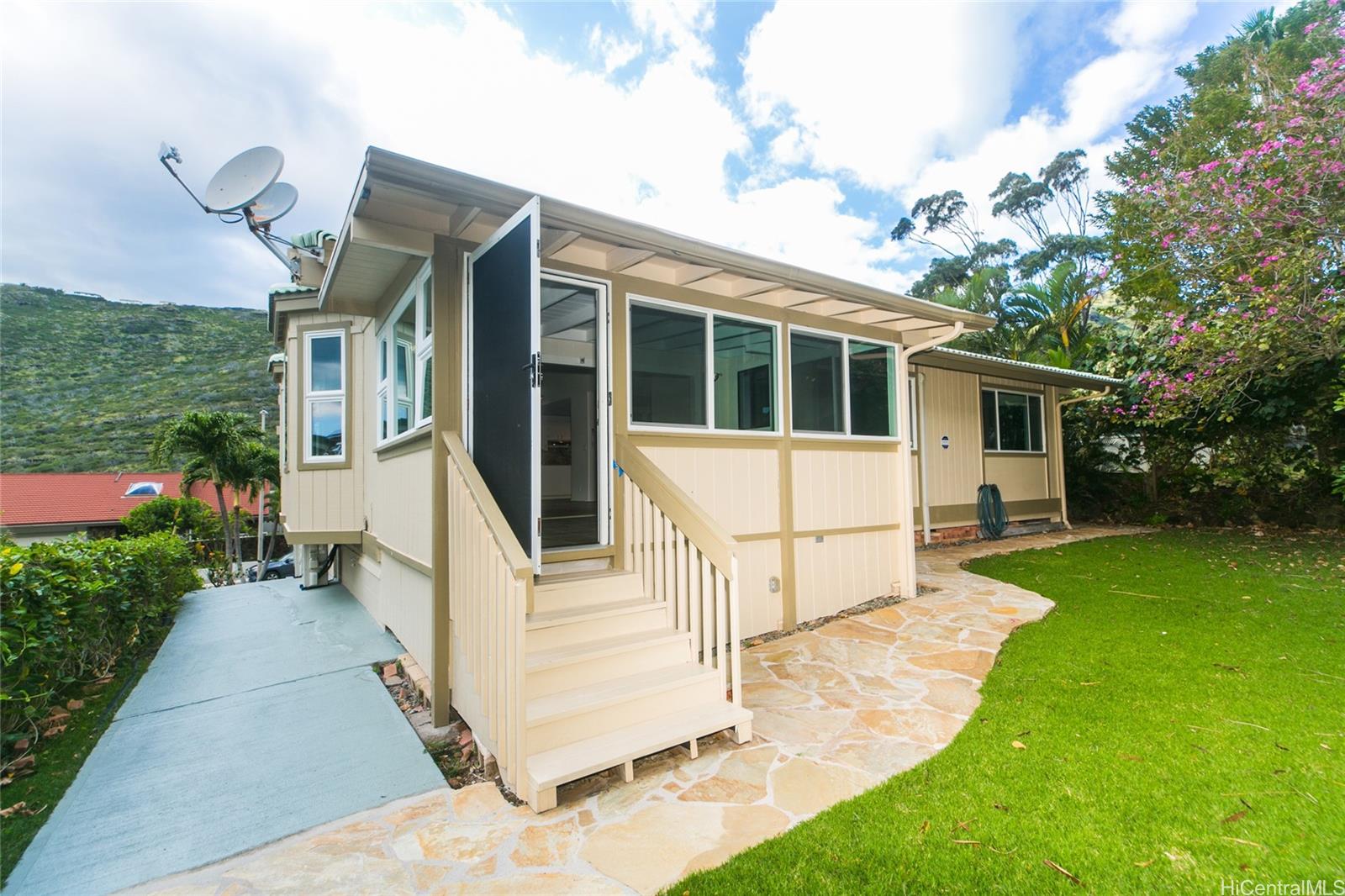 1373  Kaeleku Street Kalama Valley, Hawaii Kai home - photo 22 of 25