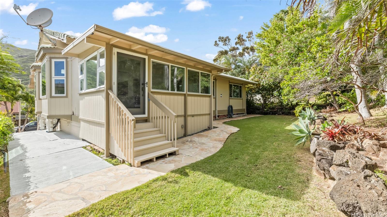 1373  Kaeleku St Kalama Valley, Hawaii Kai home - photo 23 of 25