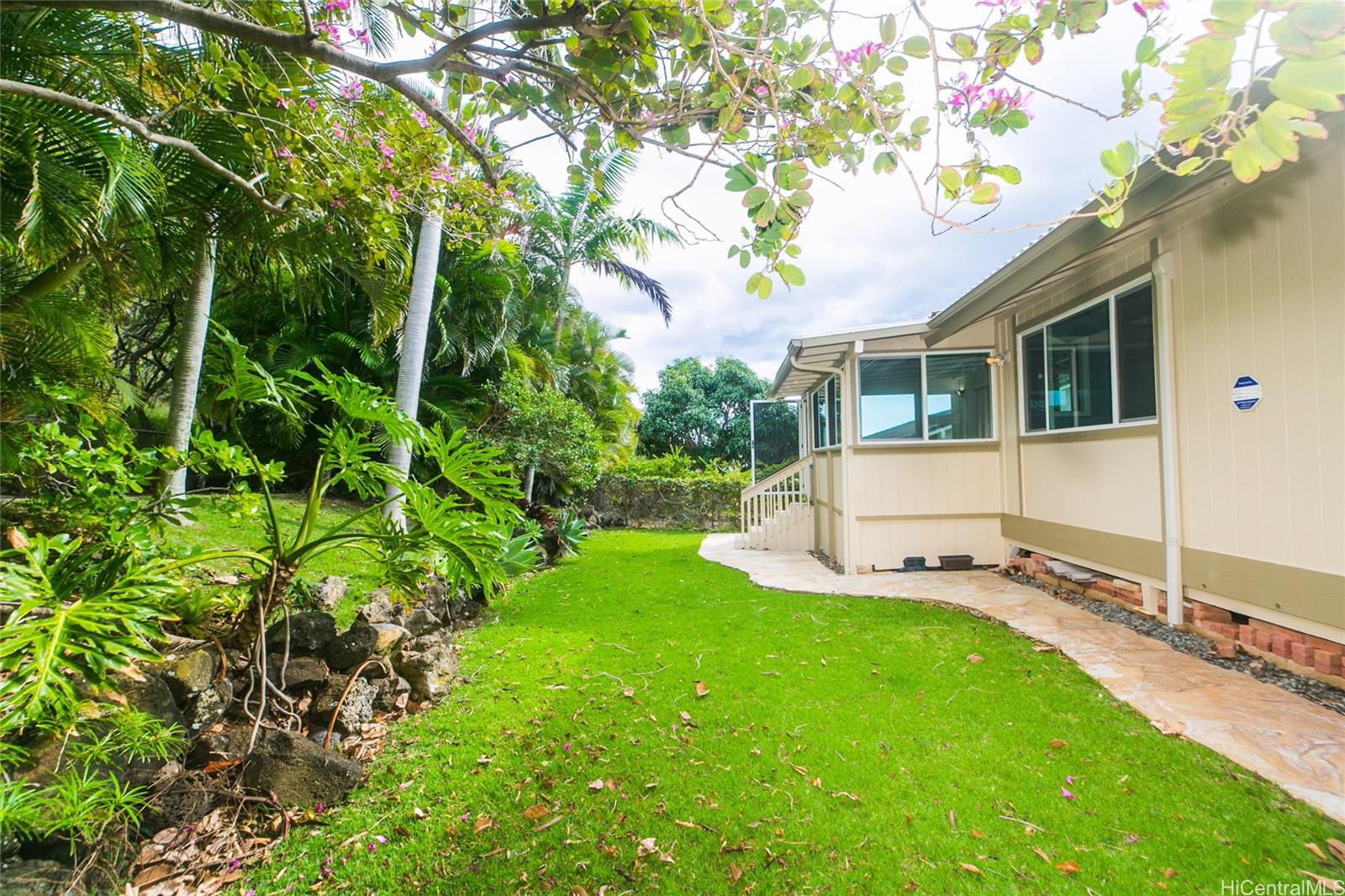1373  Kaeleku St Kalama Valley, Hawaii Kai home - photo 24 of 25