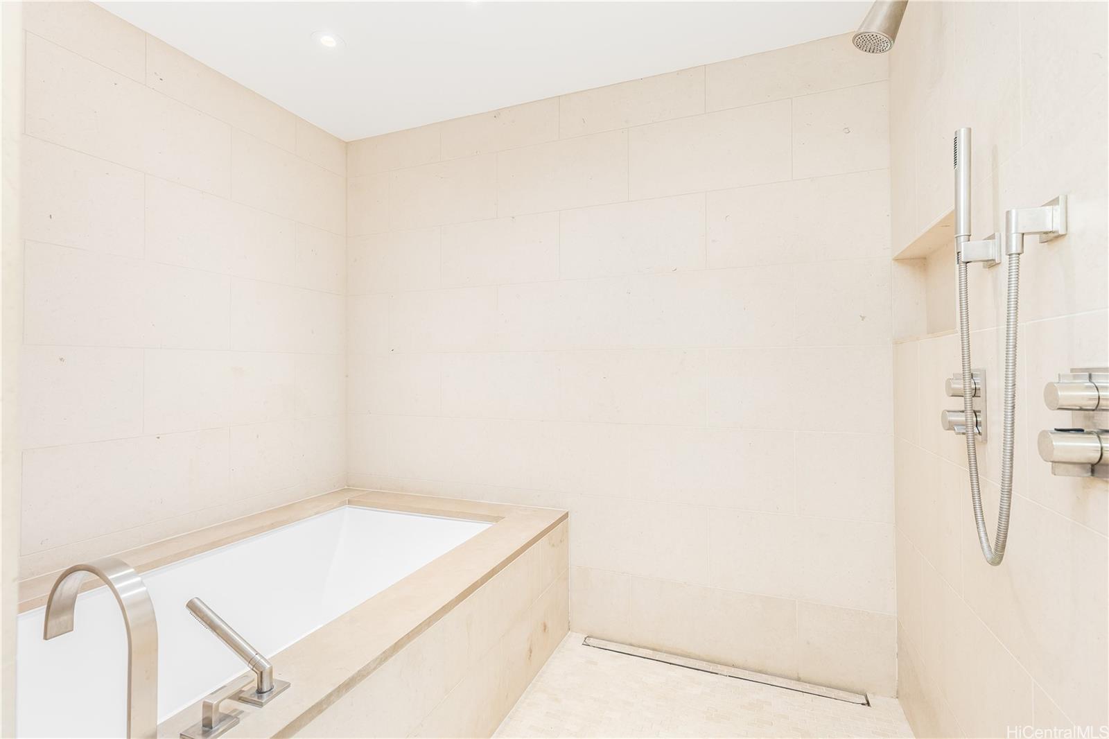 Park Lane condo # 1406, Honolulu, Hawaii - photo 12 of 25