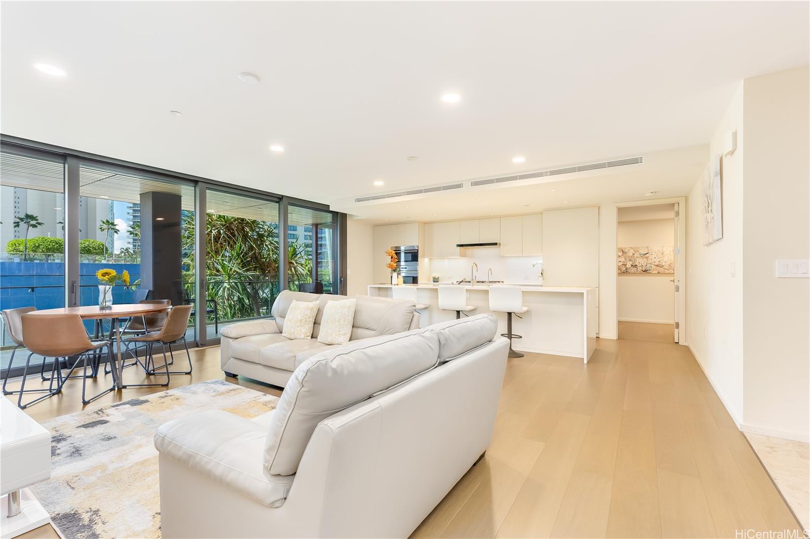 Park Lane condo # 1406, Honolulu, Hawaii - photo 3 of 25