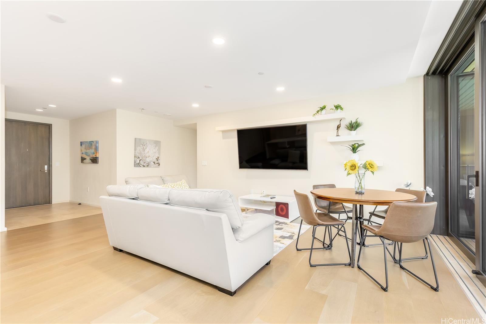 Park Lane condo # 1406, Honolulu, Hawaii - photo 4 of 25