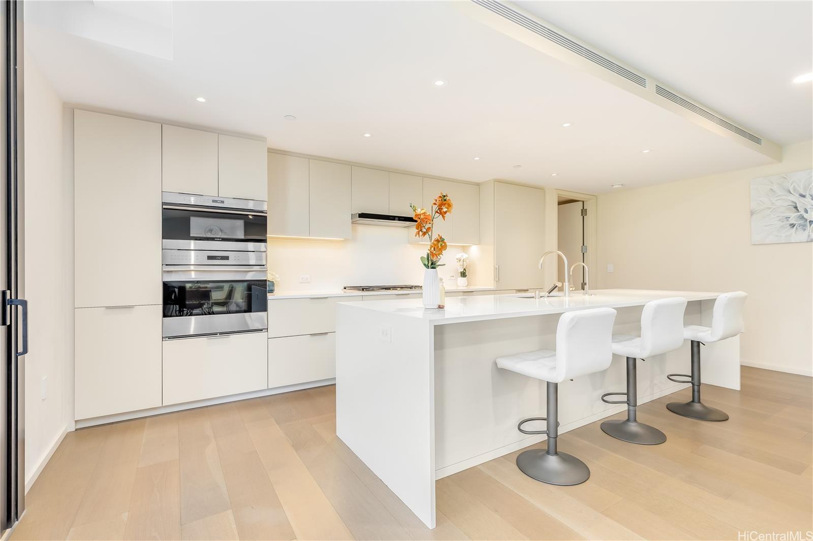 Park Lane condo # 1406, Honolulu, Hawaii - photo 5 of 25