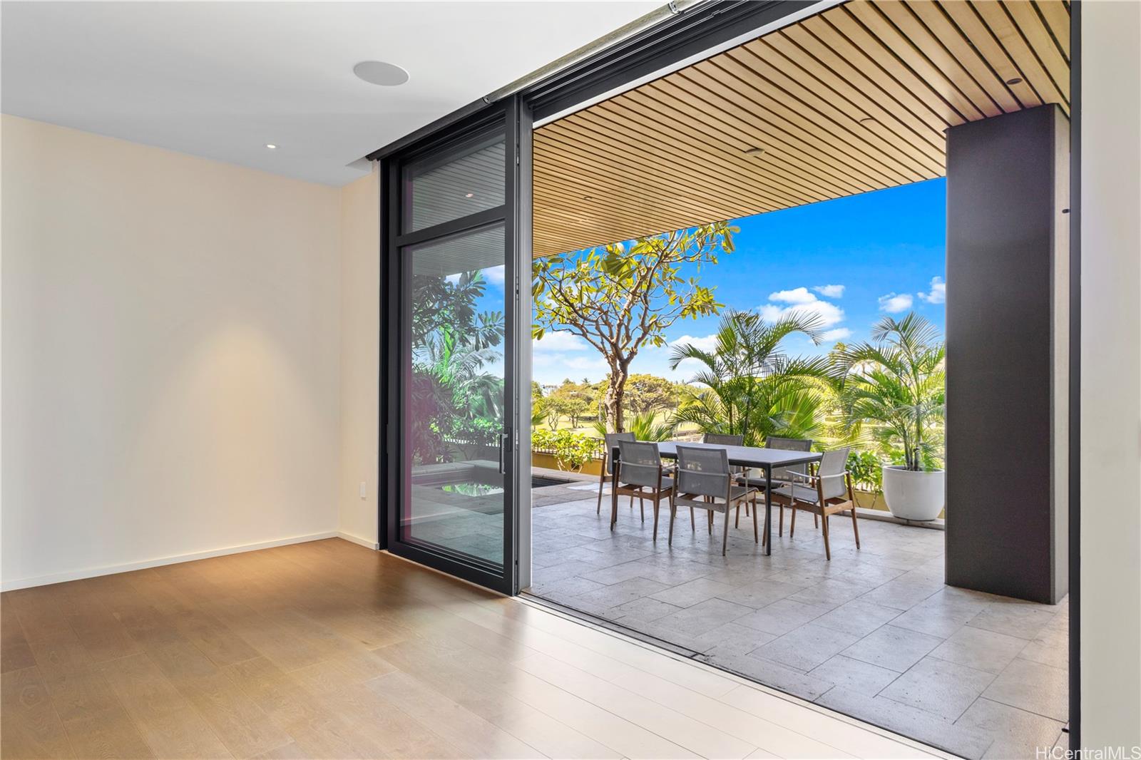 Park Lane condo # 2303, Honolulu, Hawaii - photo 2 of 19