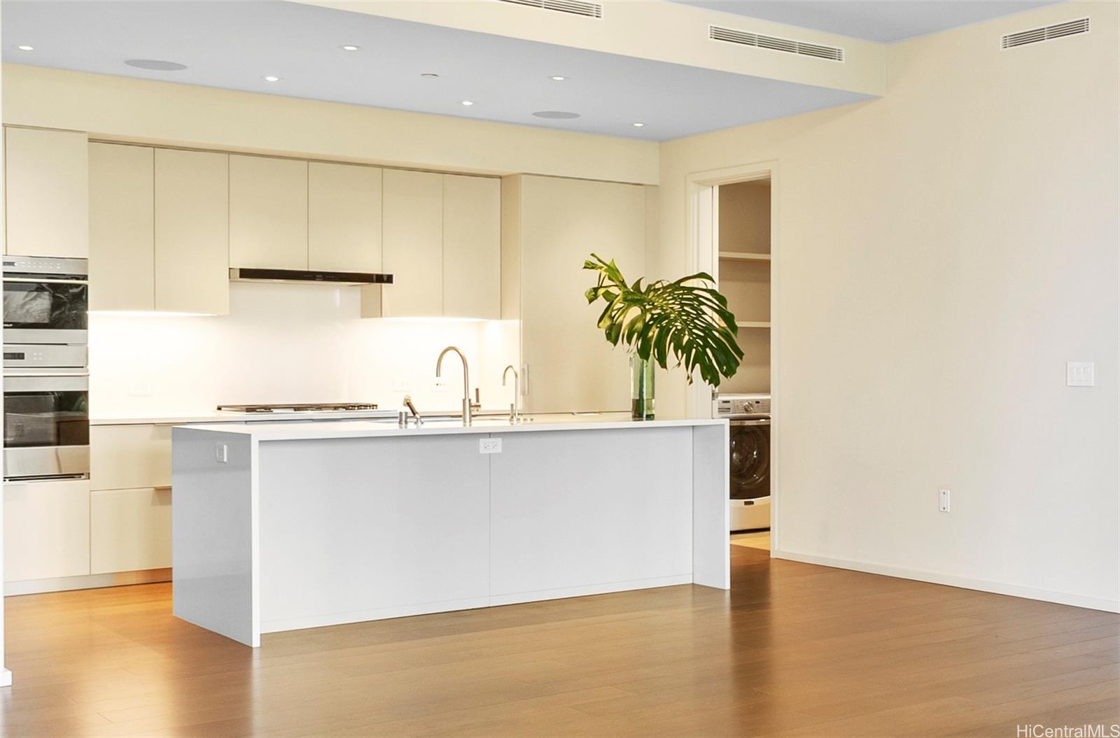 Park Lane condo # 2303, Honolulu, Hawaii - photo 4 of 19