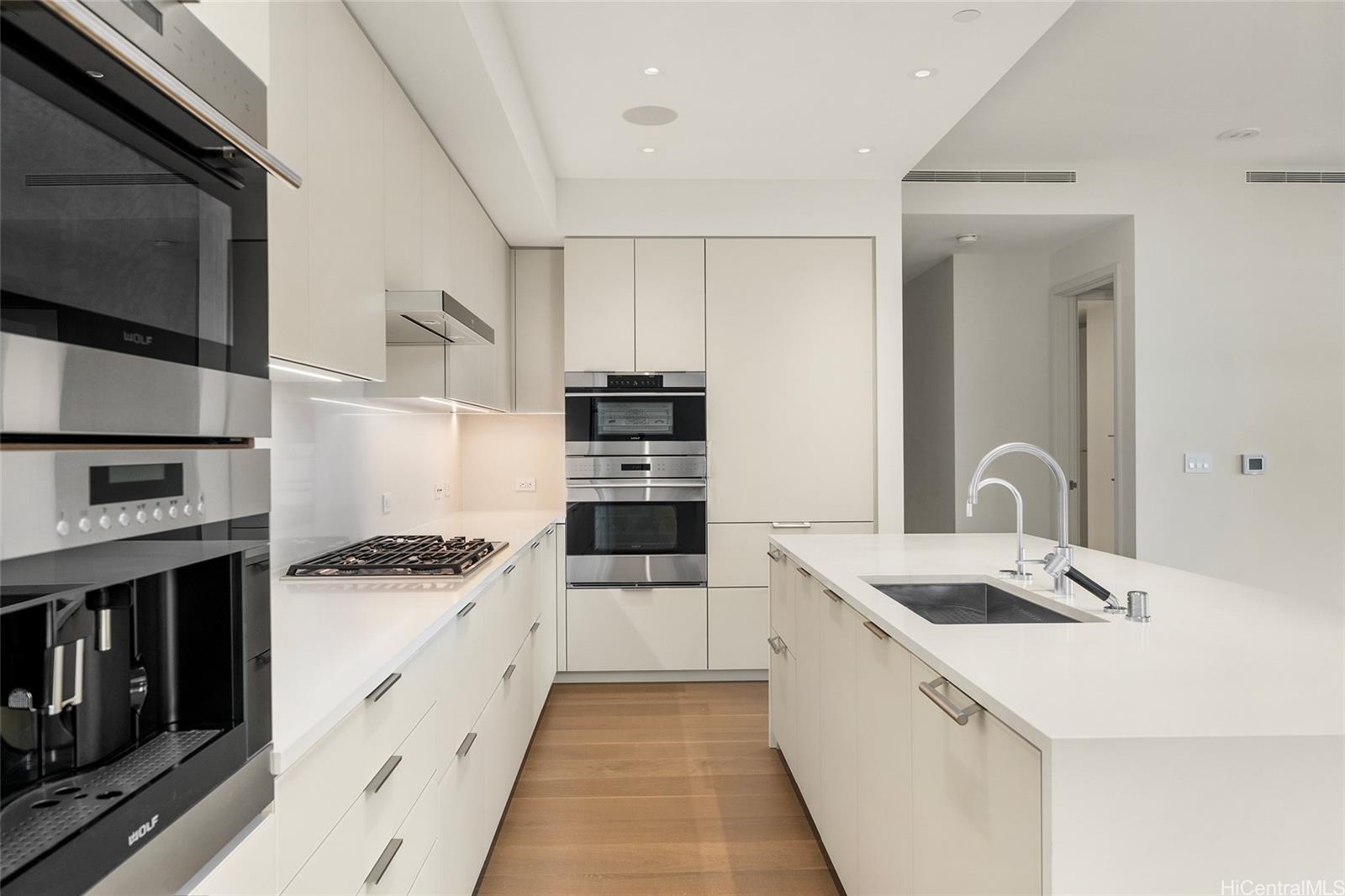 Park Lane condo # 5301, Honolulu, Hawaii - photo 4 of 25