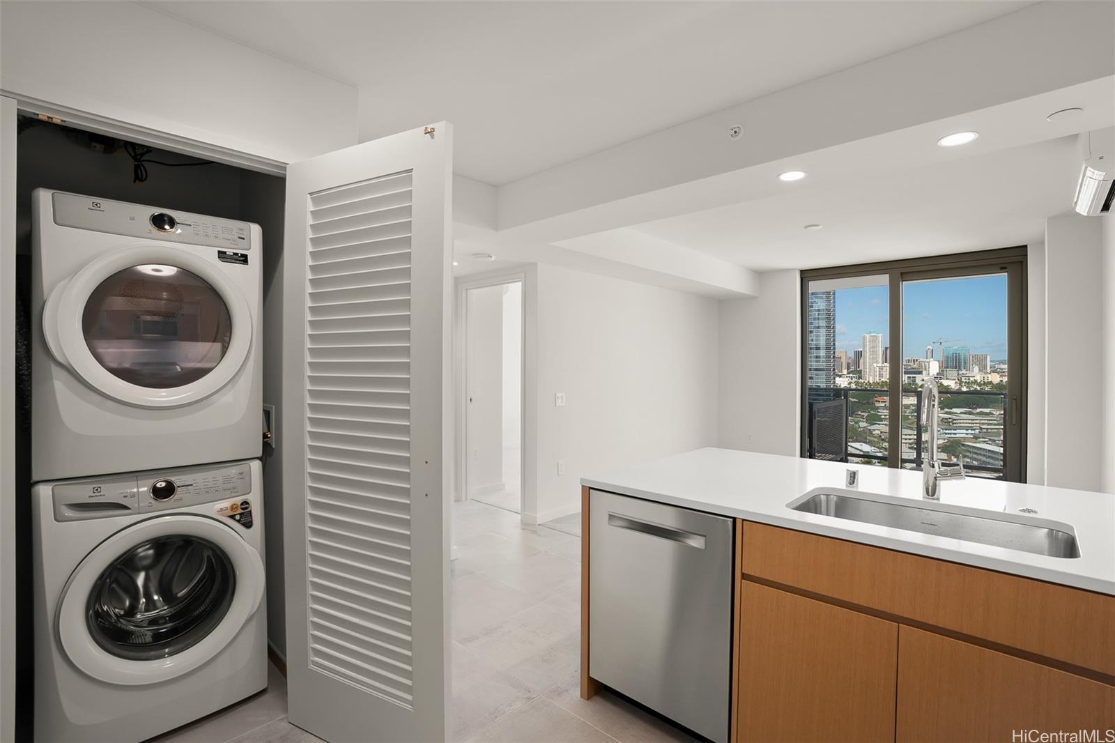 Sky Ala Moana West condo # 1610, Honolulu, Hawaii - photo 6 of 24