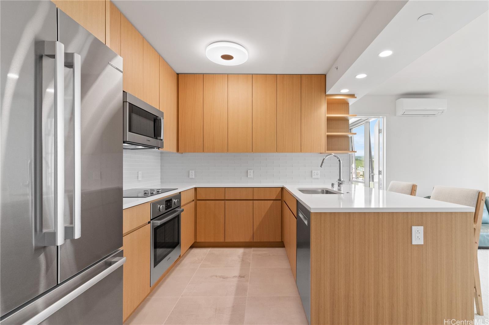 Sky Ala Moana West condo # 2811, Honolulu, Hawaii - photo 6 of 13