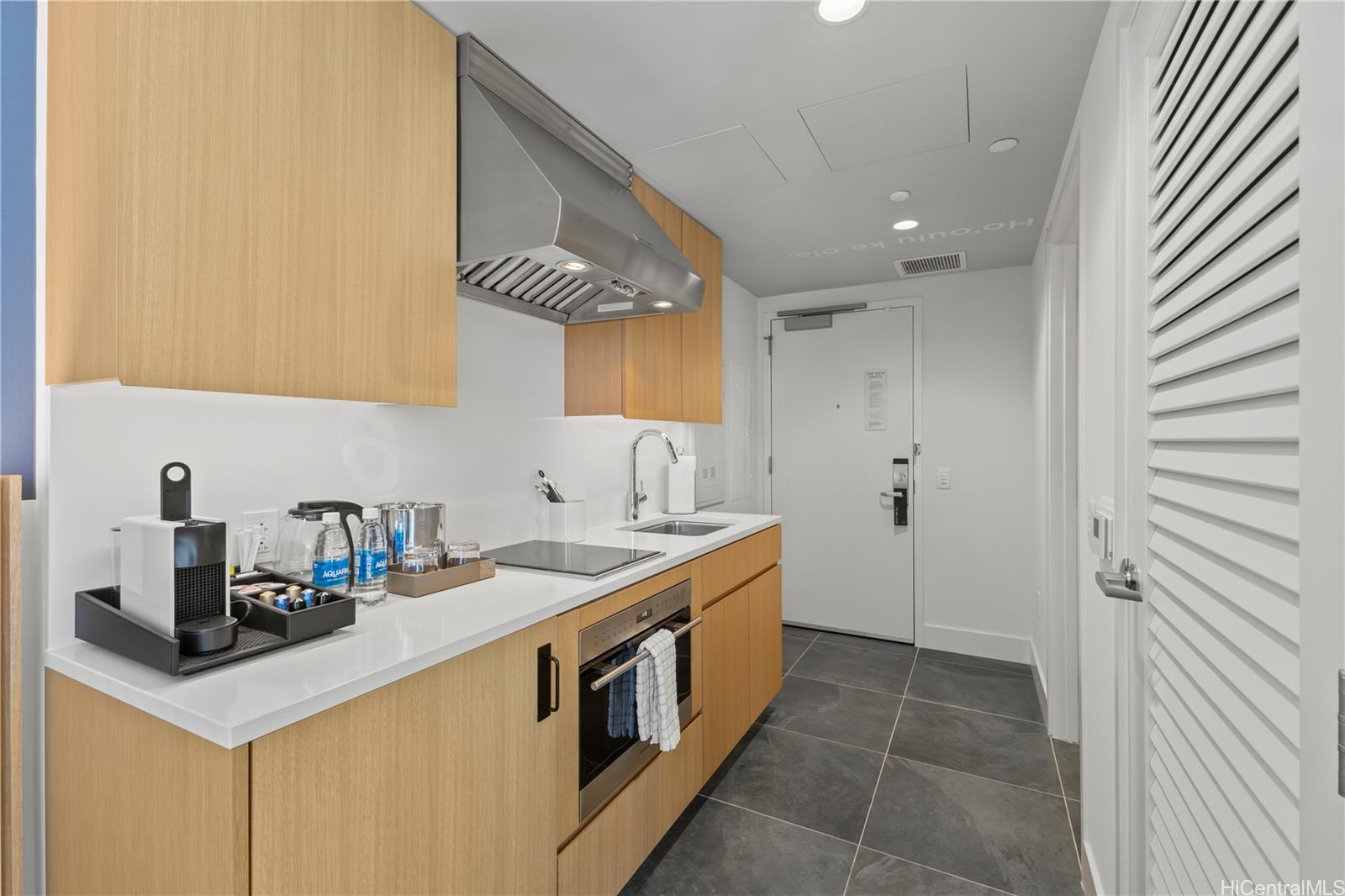 Sky Ala Moana East condo # 3204, Honolulu, Hawaii - photo 5 of 25