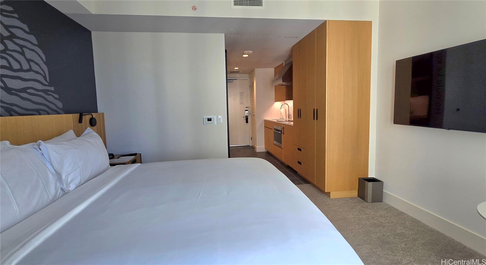 Sky Ala Moana East condo # 3308, Honolulu, Hawaii - photo 4 of 13