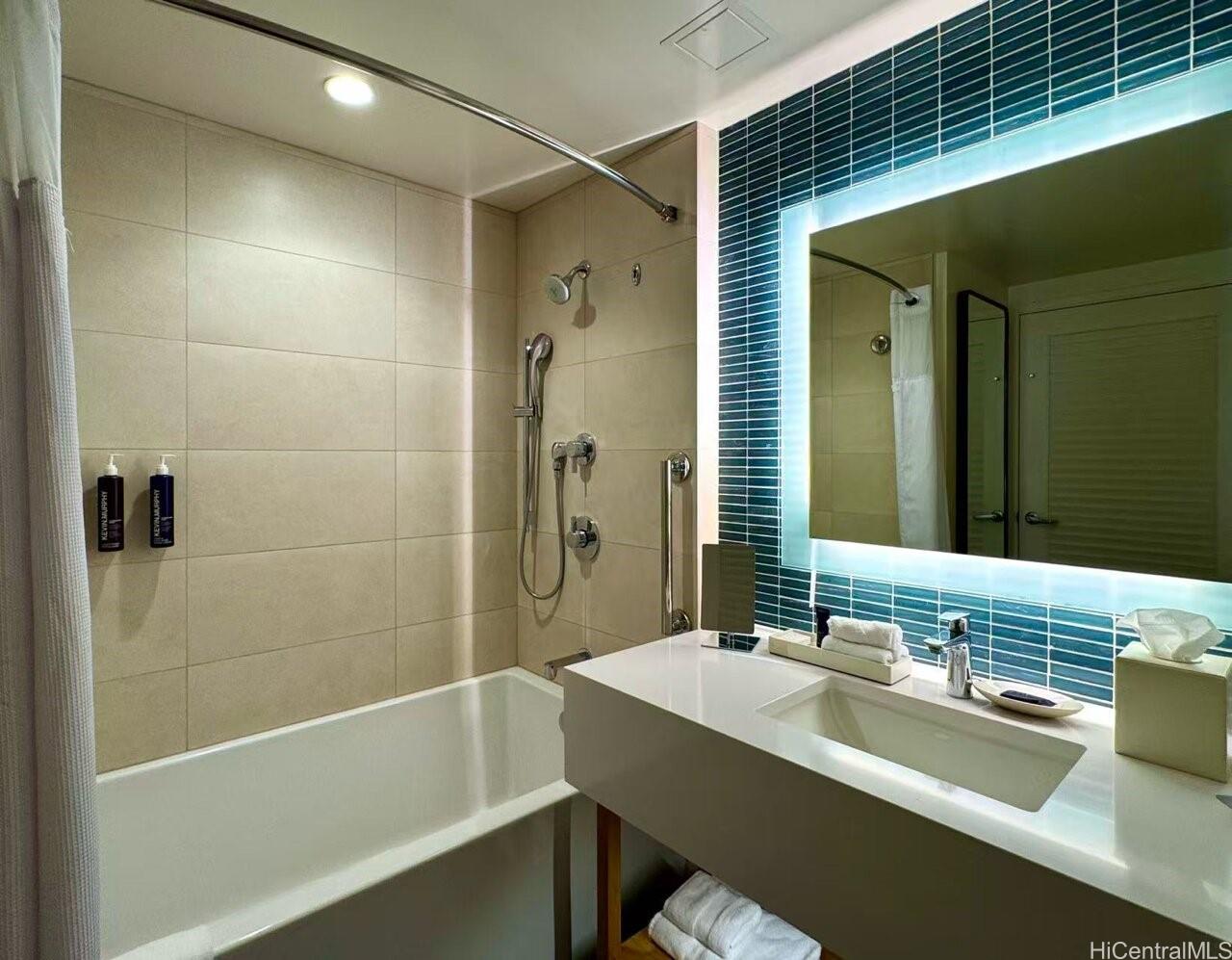 Sky Ala Moana East condo # 3311, Honolulu, Hawaii - photo 8 of 10