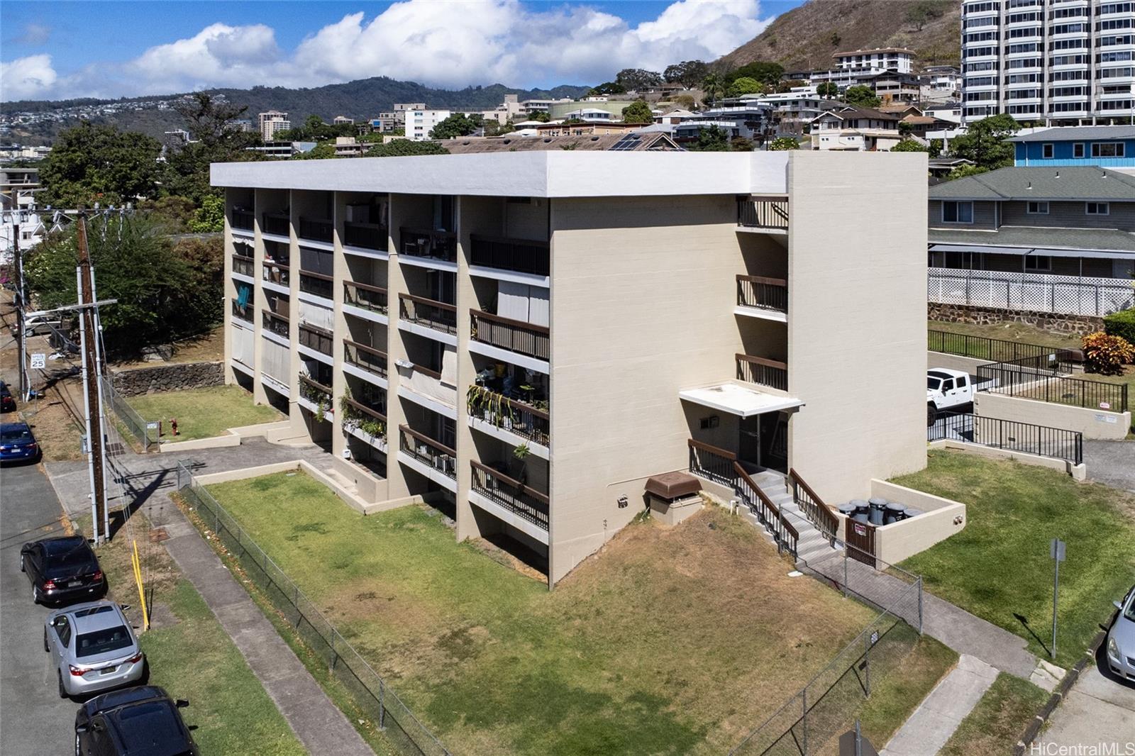 Lusitana Gardens condo # 305, Honolulu, Hawaii - photo 2 of 8