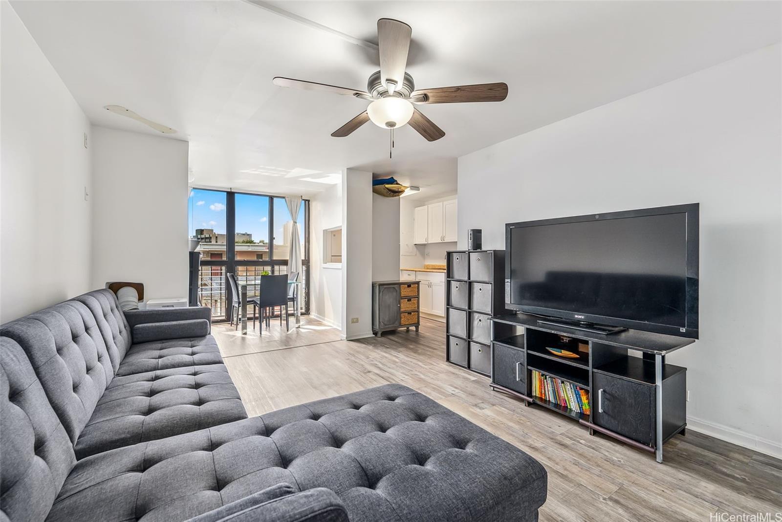 Luna-Liho Towers condo # 407, Honolulu, Hawaii - photo 3 of 24