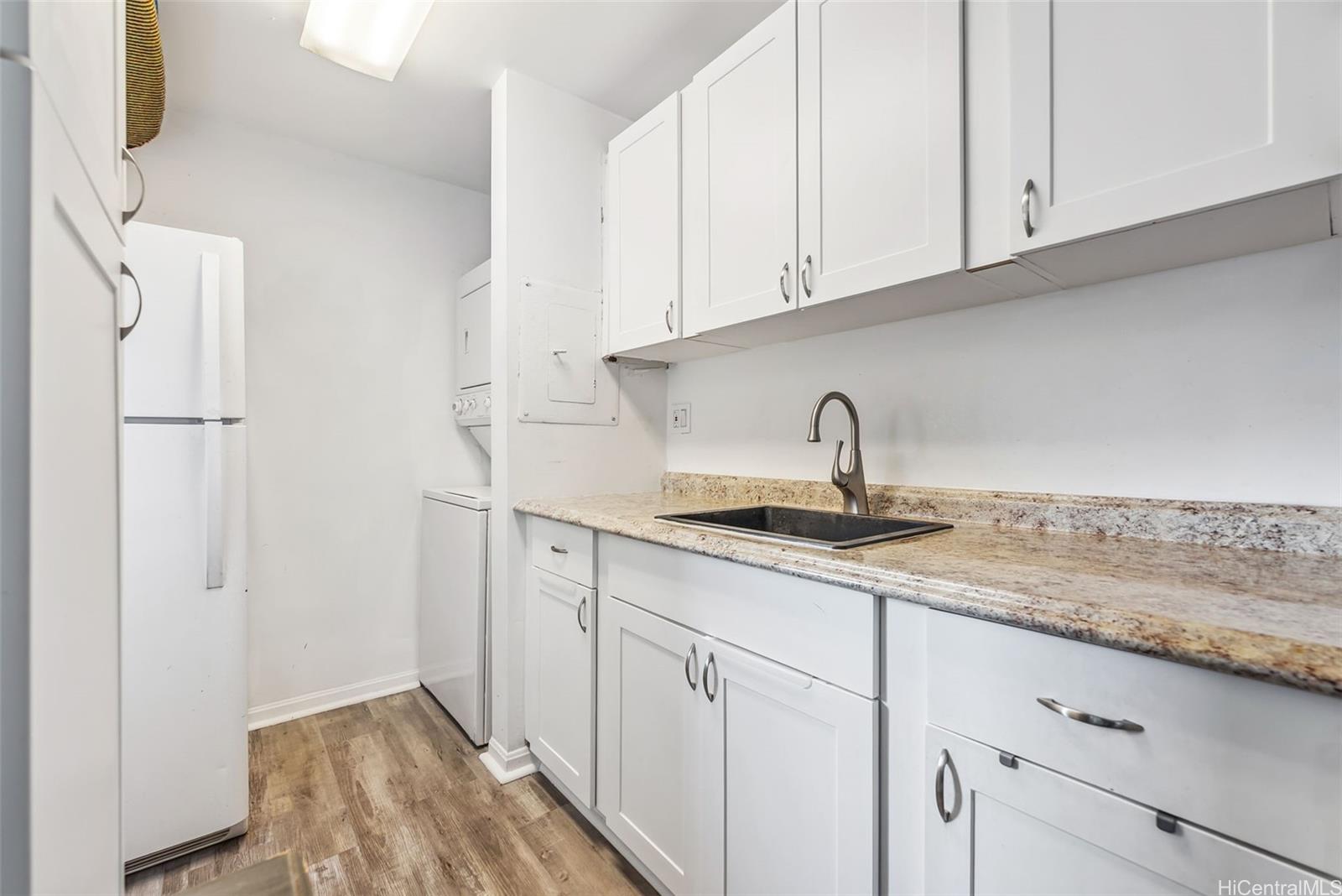 Luna-Liho Towers condo # 407, Honolulu, Hawaii - photo 10 of 24