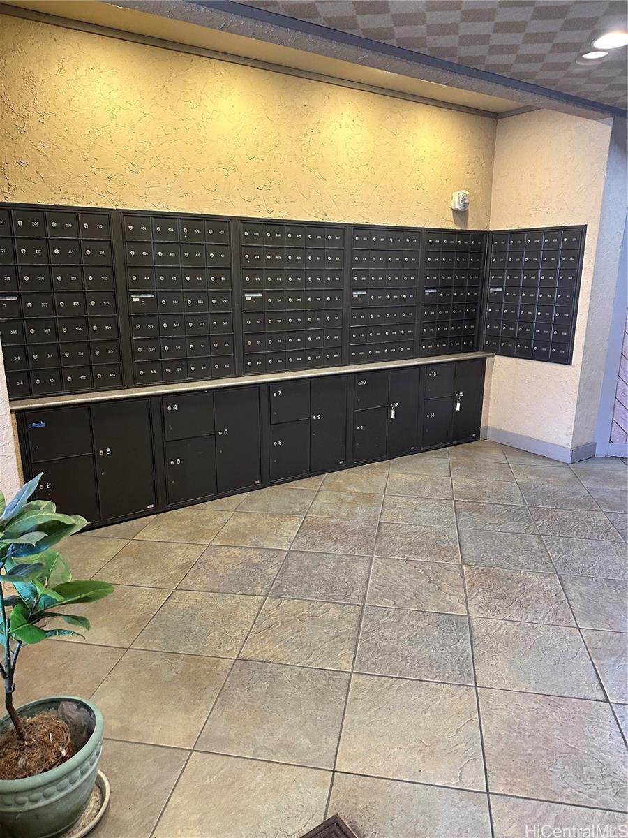 Town House condo # 201, Honolulu, Hawaii - photo 5 of 23