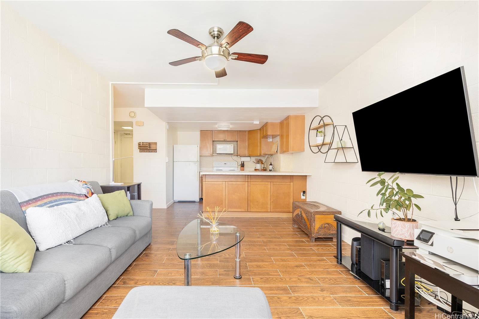 Town House condo # 211, Honolulu, Hawaii - photo 3 of 21