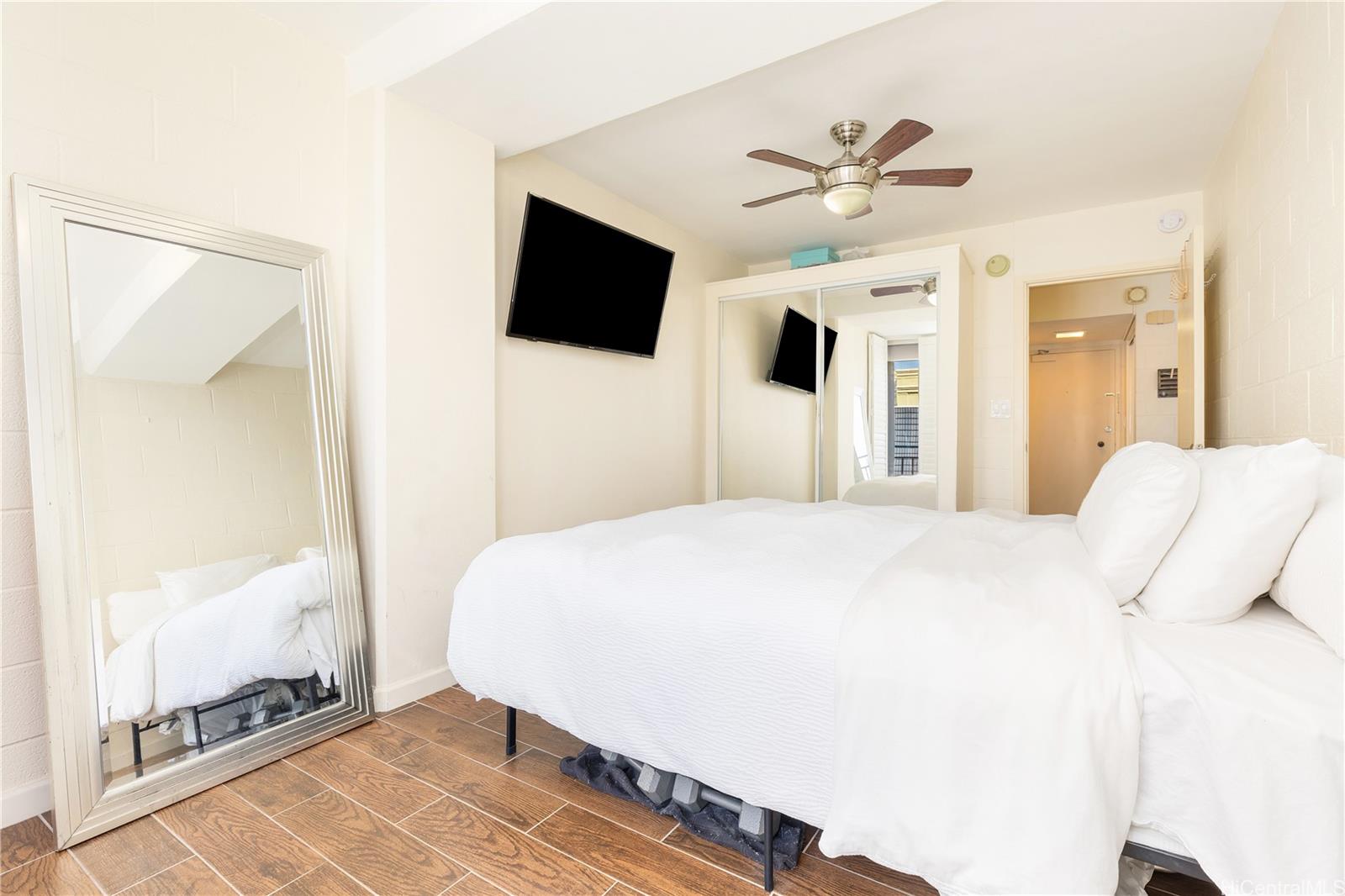 Town House condo # 211, Honolulu, Hawaii - photo 7 of 21