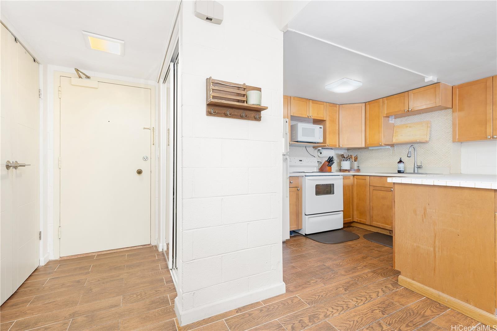 Town House condo # 211, Honolulu, Hawaii - photo 9 of 21