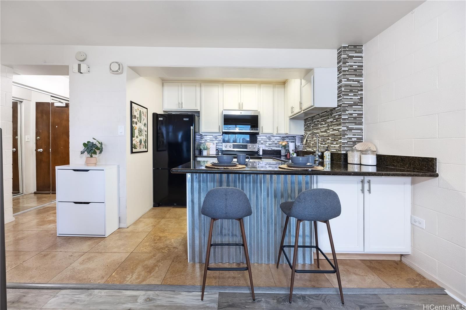 Town House condo # 908, Honolulu, Hawaii - photo 2 of 25