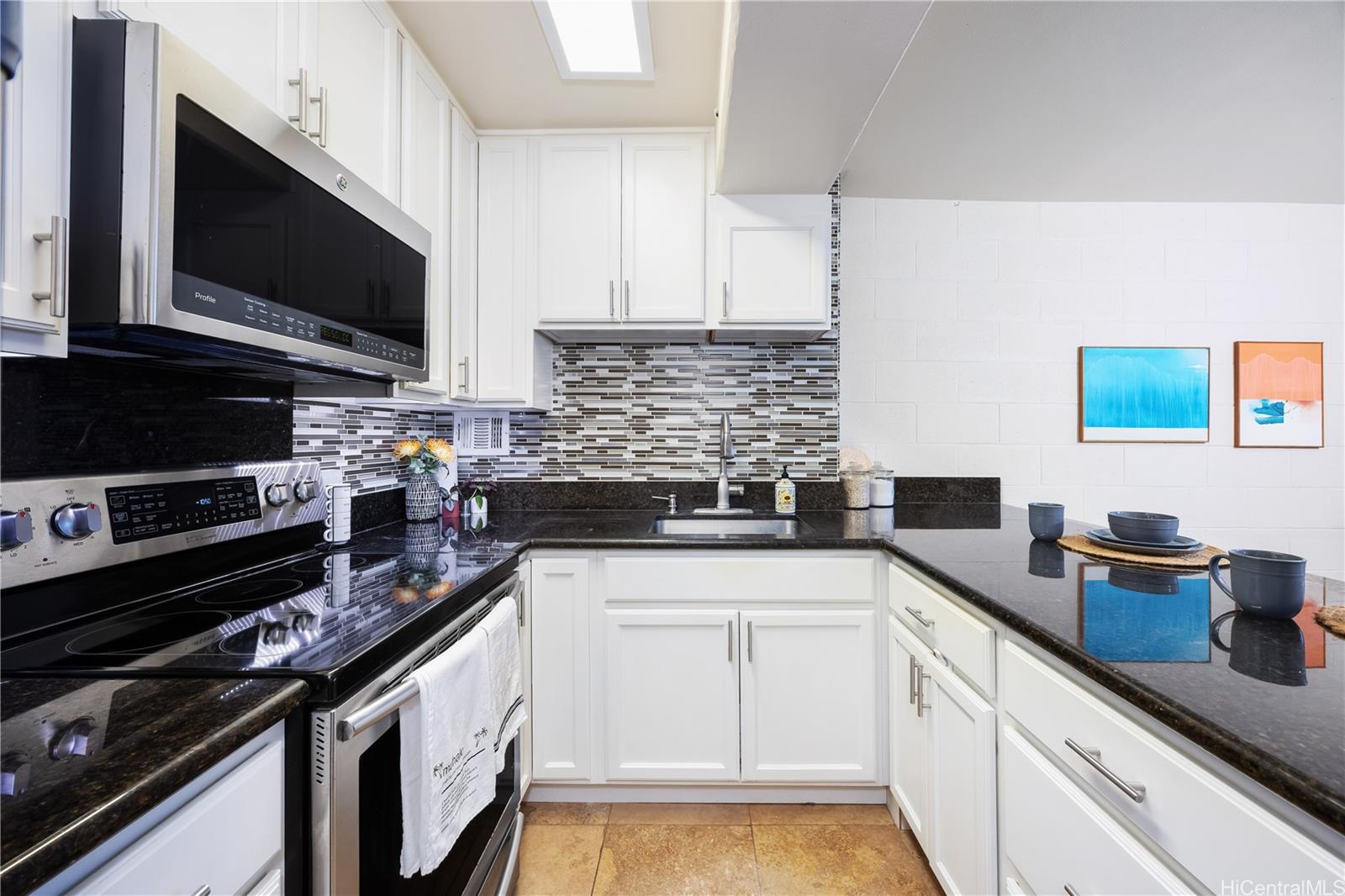 Town House condo # 908, Honolulu, Hawaii - photo 14 of 25