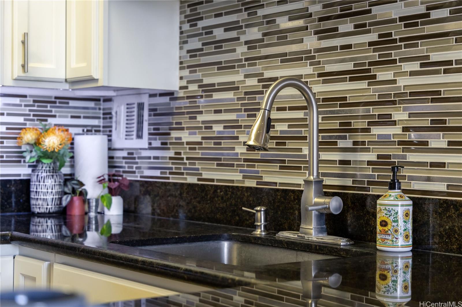 Town House condo # 908, Honolulu, Hawaii - photo 15 of 25