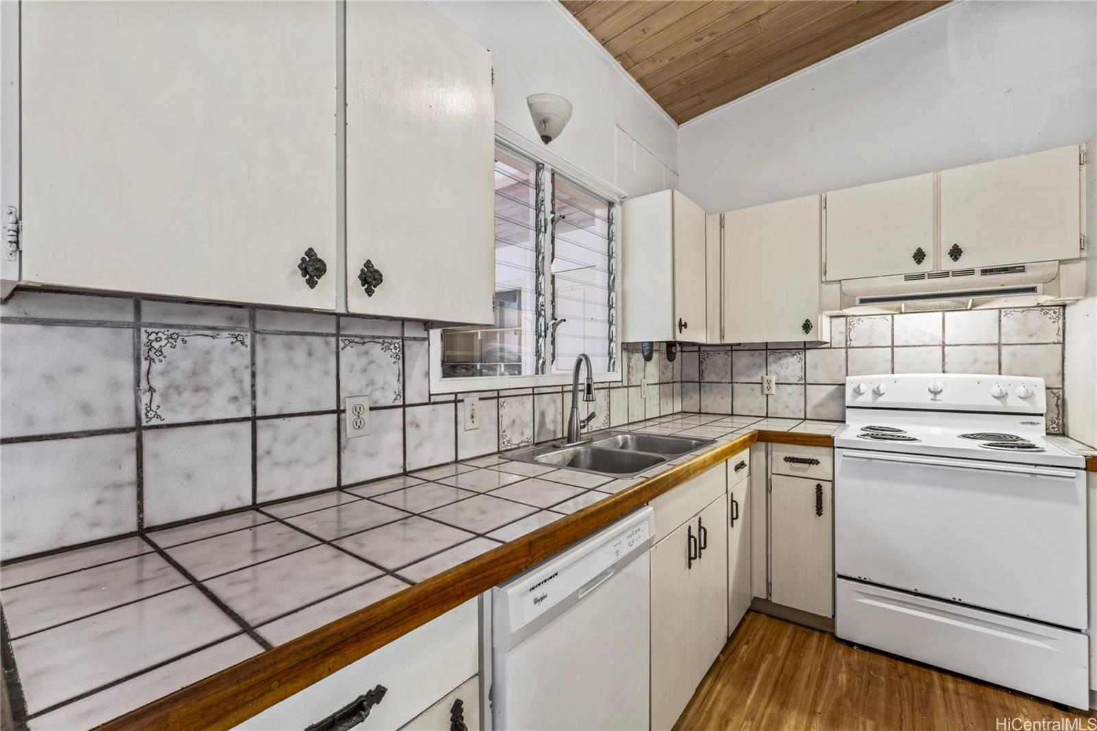 1427  Puanakau Street Foster Village, PearlCity home - photo 10 of 25