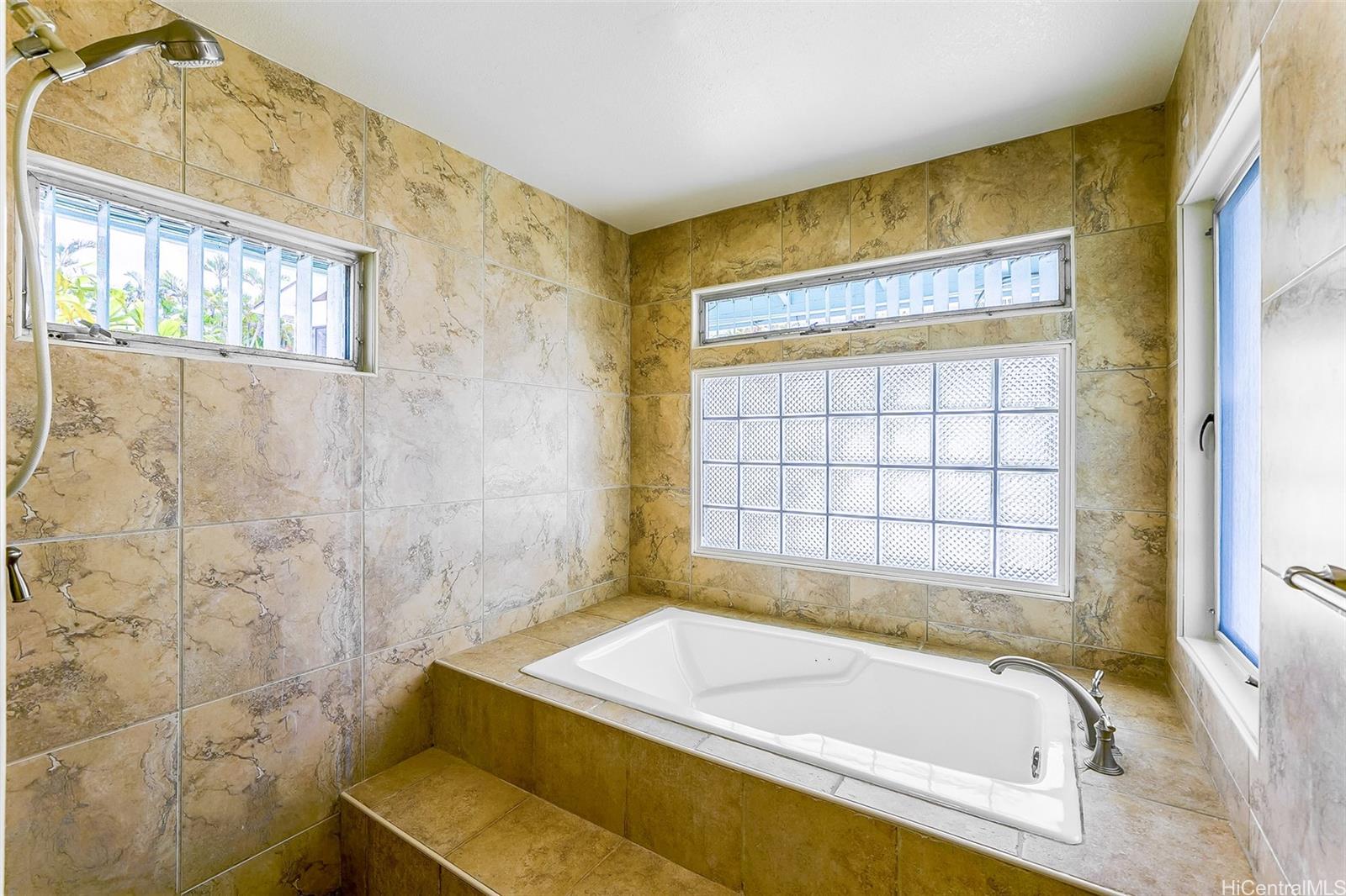 1439  Akuleana Place Enchanted Lake, Kailua home - photo 12 of 19