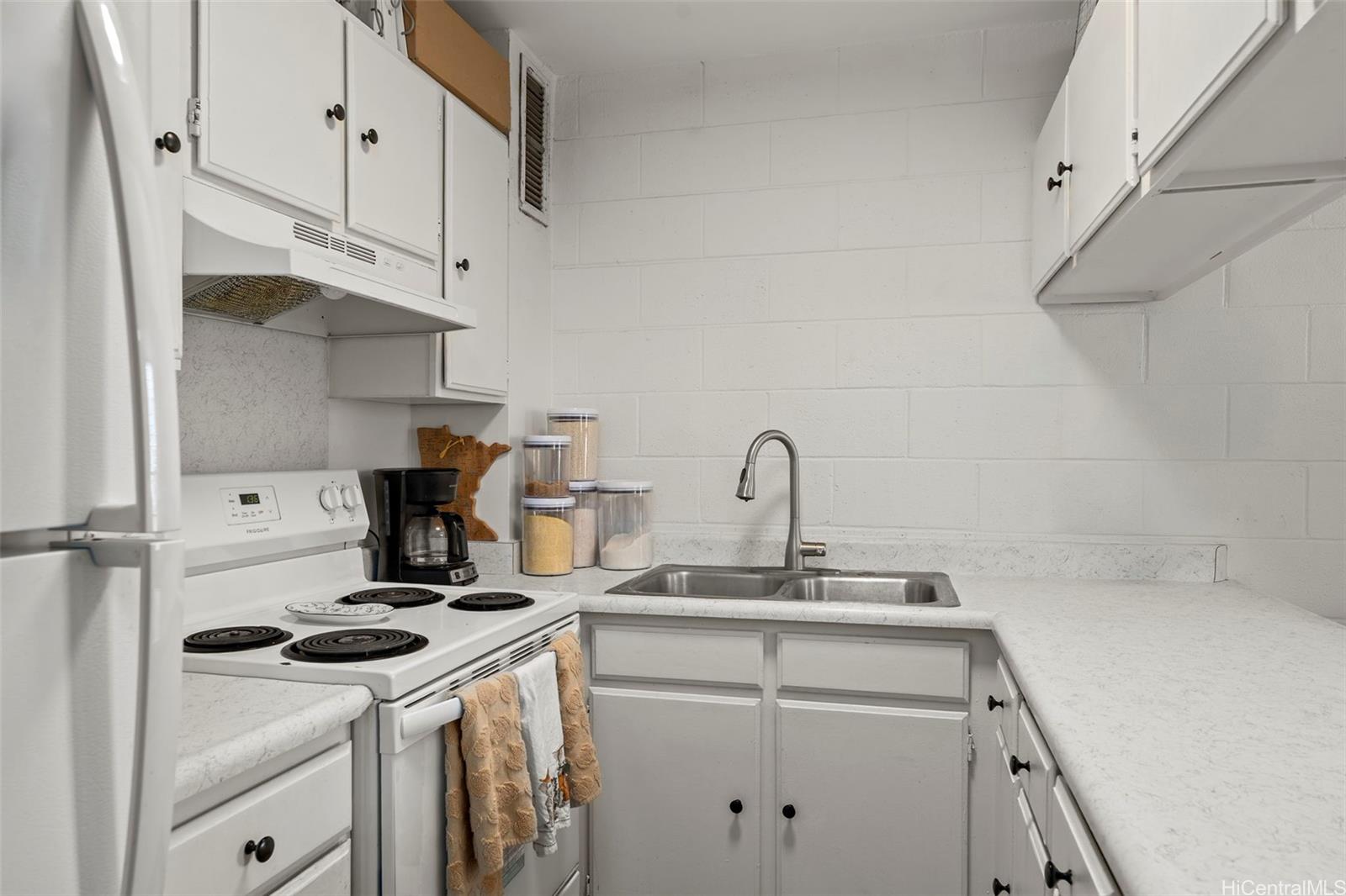 Ward Villa condo # 505, Honolulu, Hawaii - photo 3 of 24