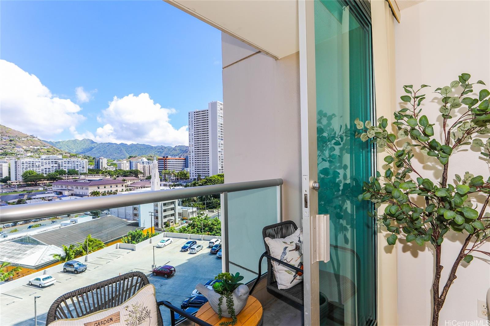 1448 Young St condo # 1404, Honolulu, Hawaii - photo 4 of 25