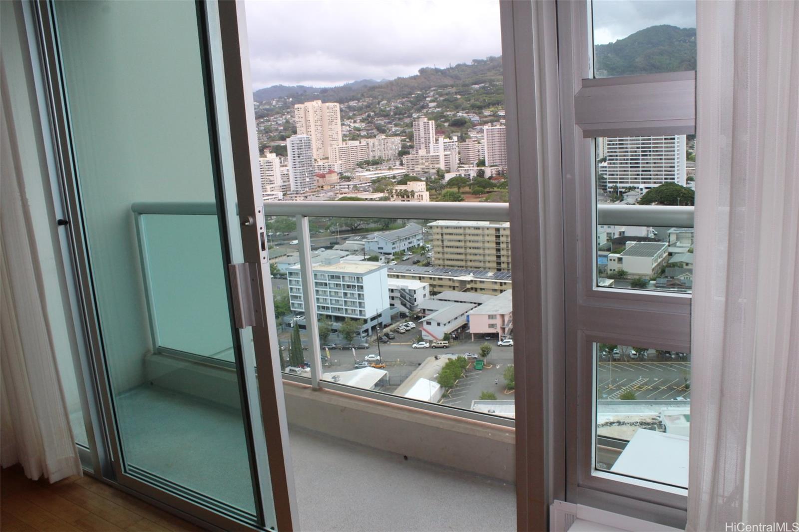 1450 Young St condo # 2506, Honolulu, Hawaii - photo 2 of 14