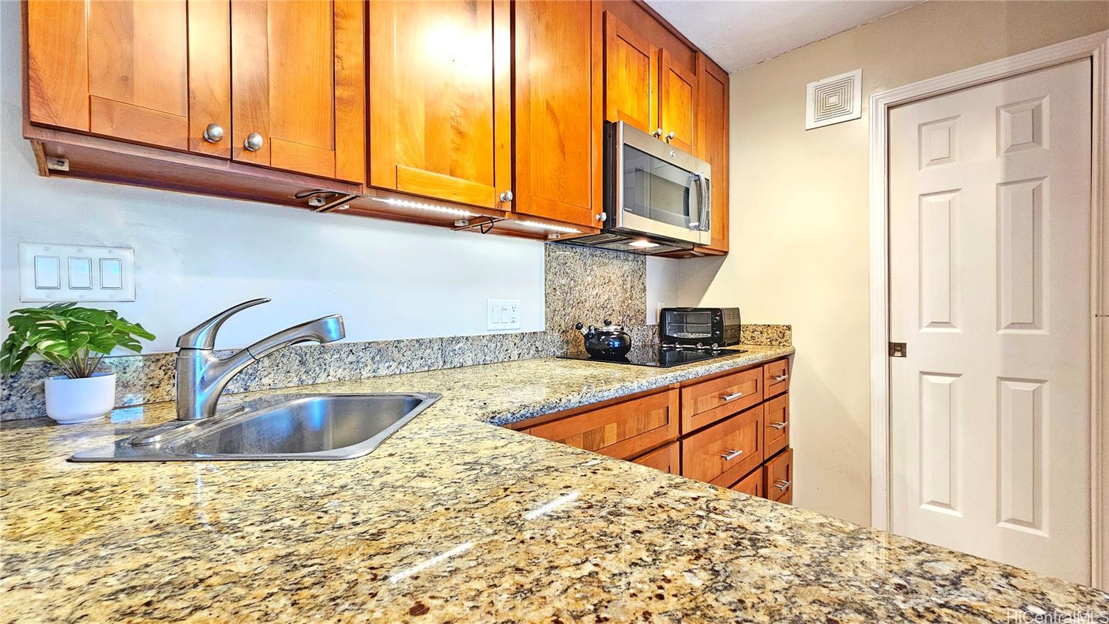 Queens Villa condo # 203, Honolulu, Hawaii - photo 3 of 22