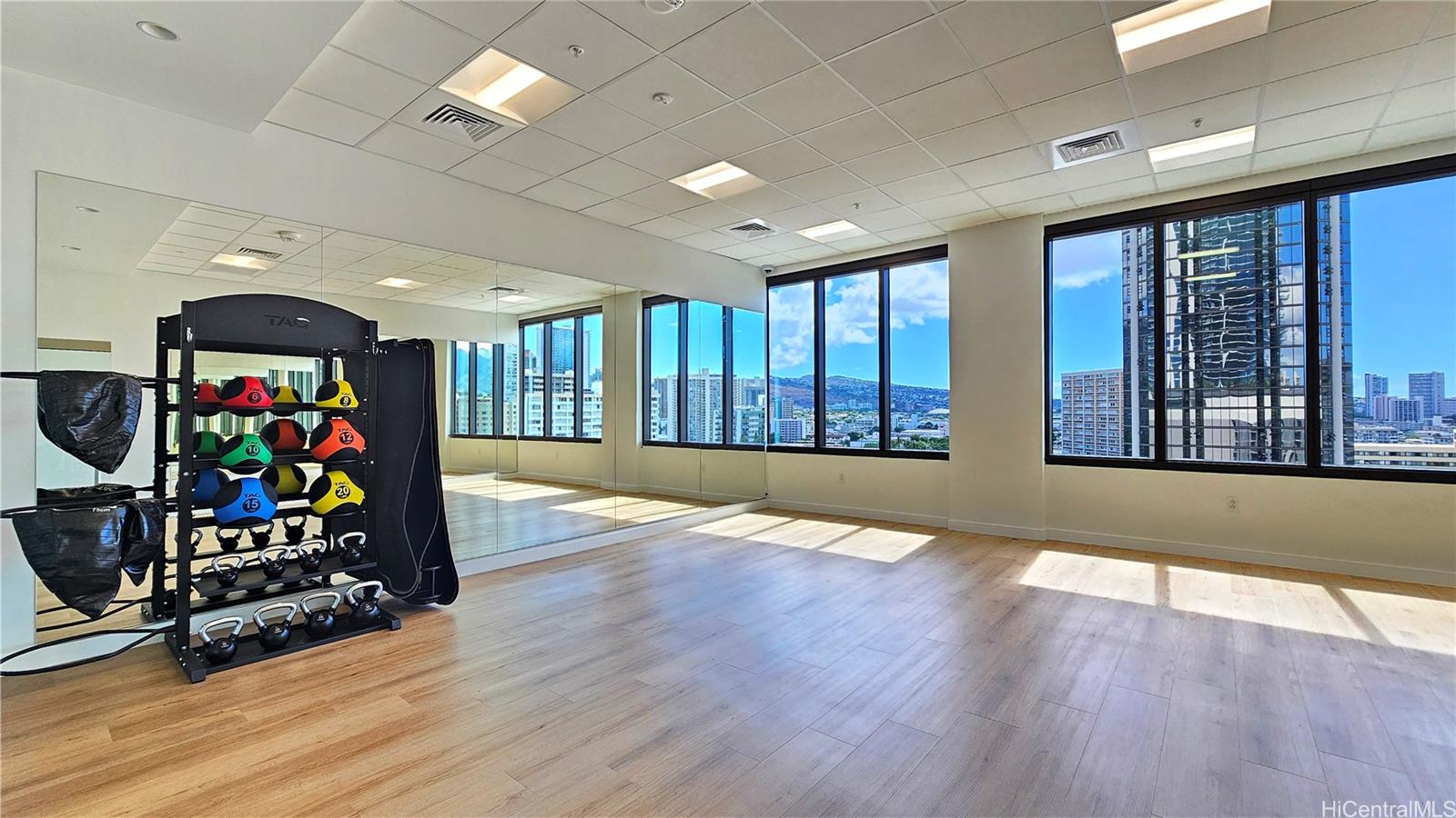 1500 Rycroft St Honolulu - Rental - photo 3 of 16