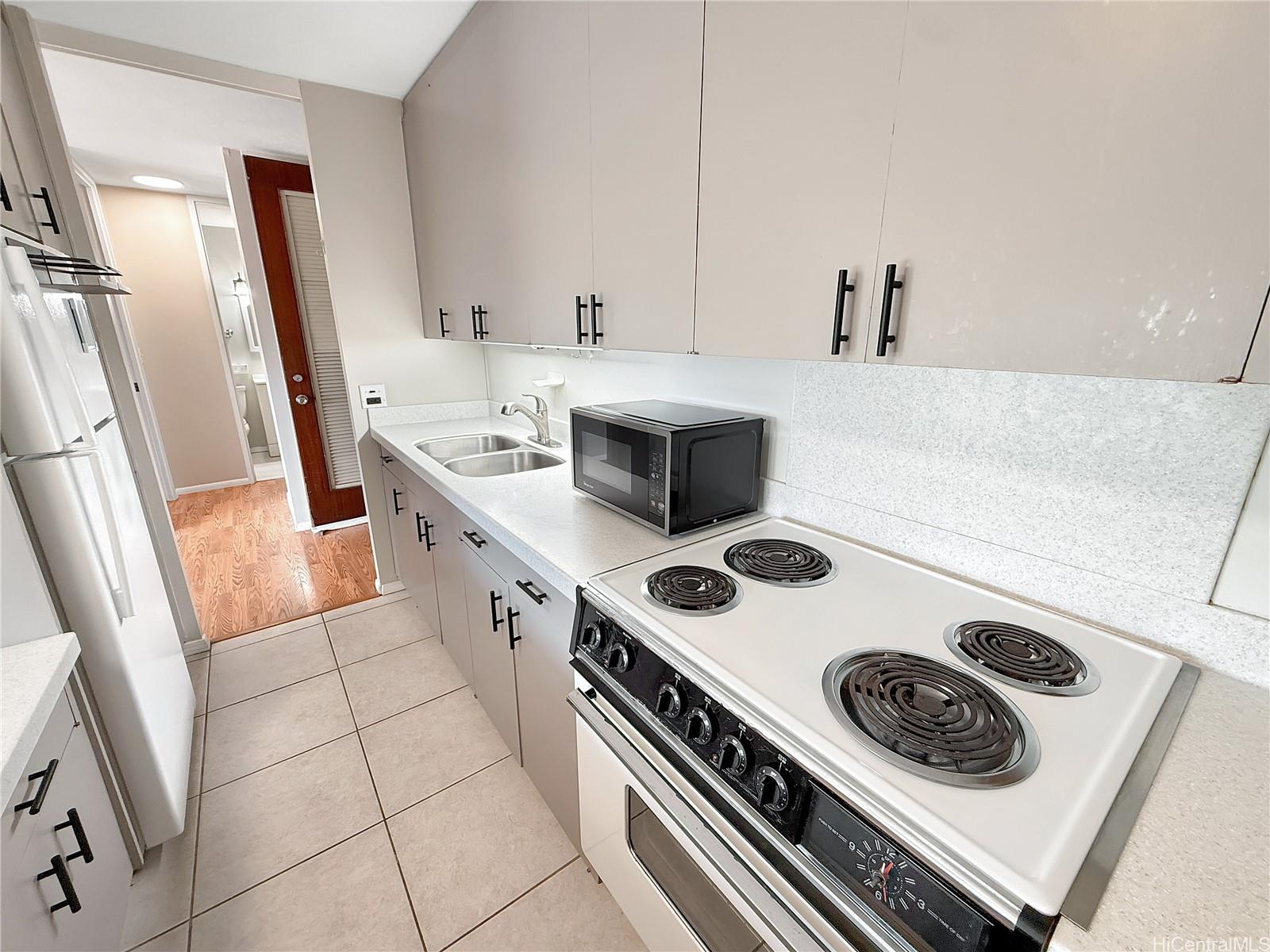 Queen Emma Gardens condo # 429, Honolulu, Hawaii - photo 5 of 23