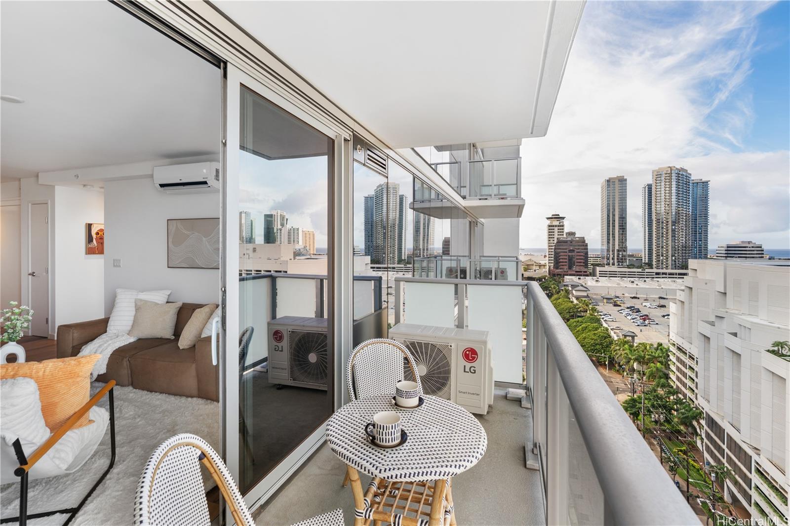 The Park on Keeaumoku condo # 1604, Honolulu, Hawaii - photo 3 of 25