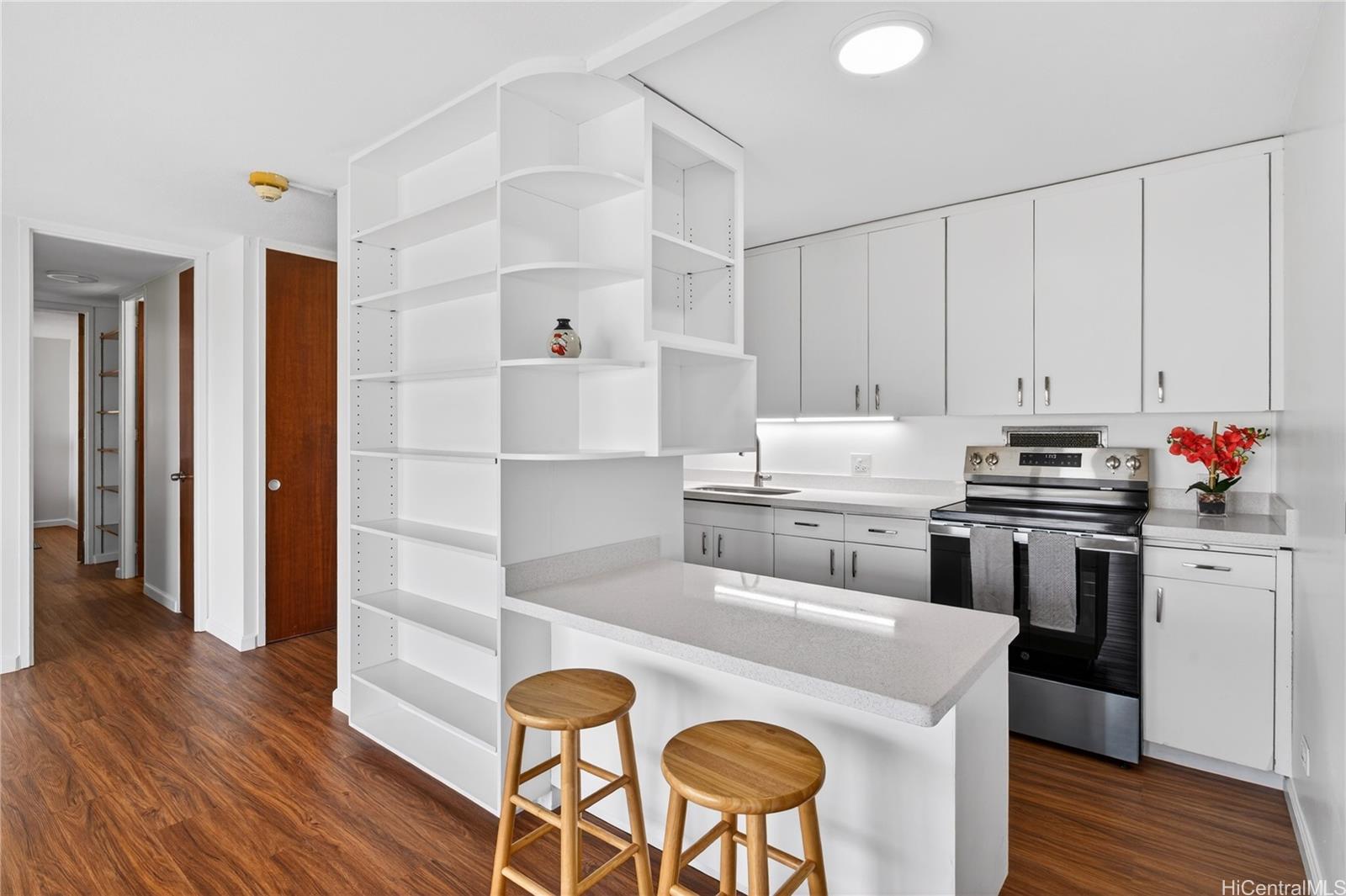 Queen Emma Gardens condo # 1250, Honolulu, Hawaii - photo 4 of 24