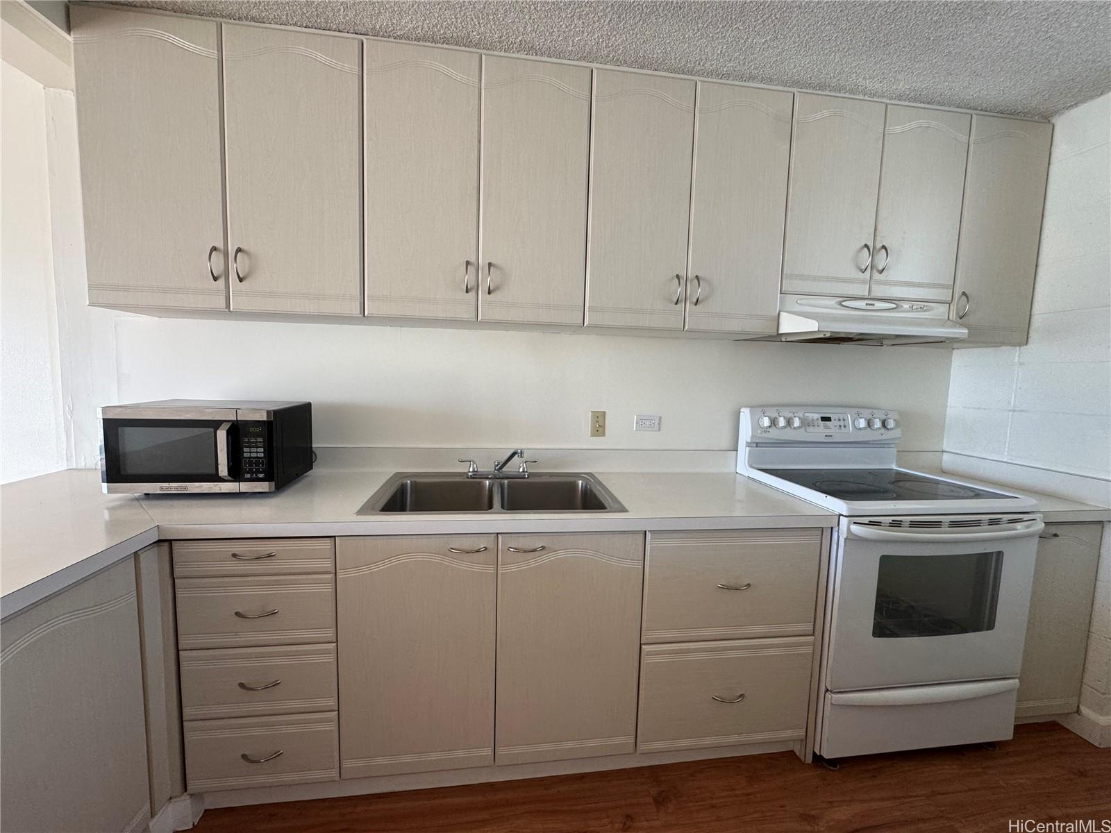 Sky Tower Apts condo # 1003, Honolulu, Hawaii - photo 7 of 16