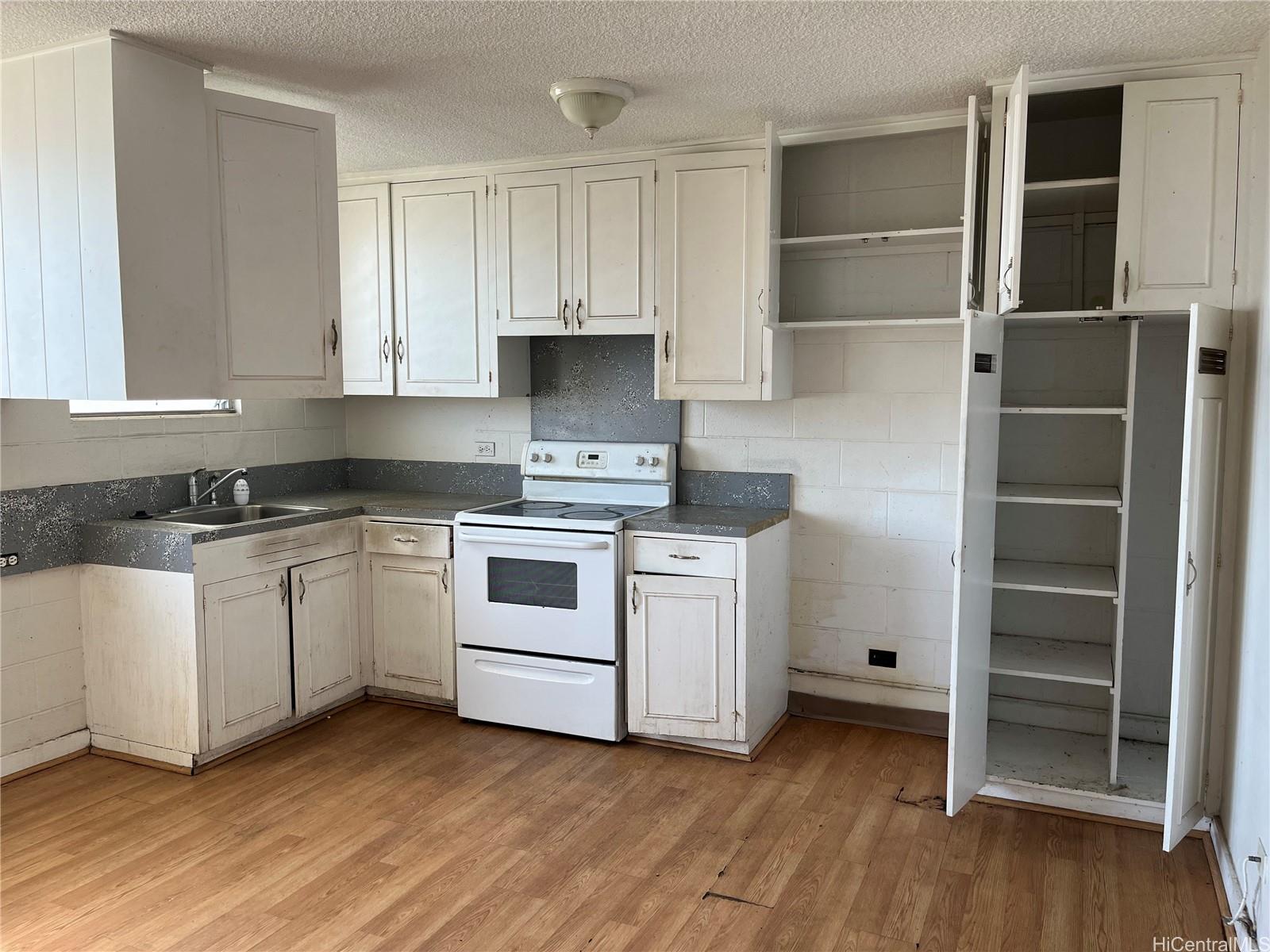 Emerson Plaza condo # 104, Honolulu, Hawaii - photo 3 of 9