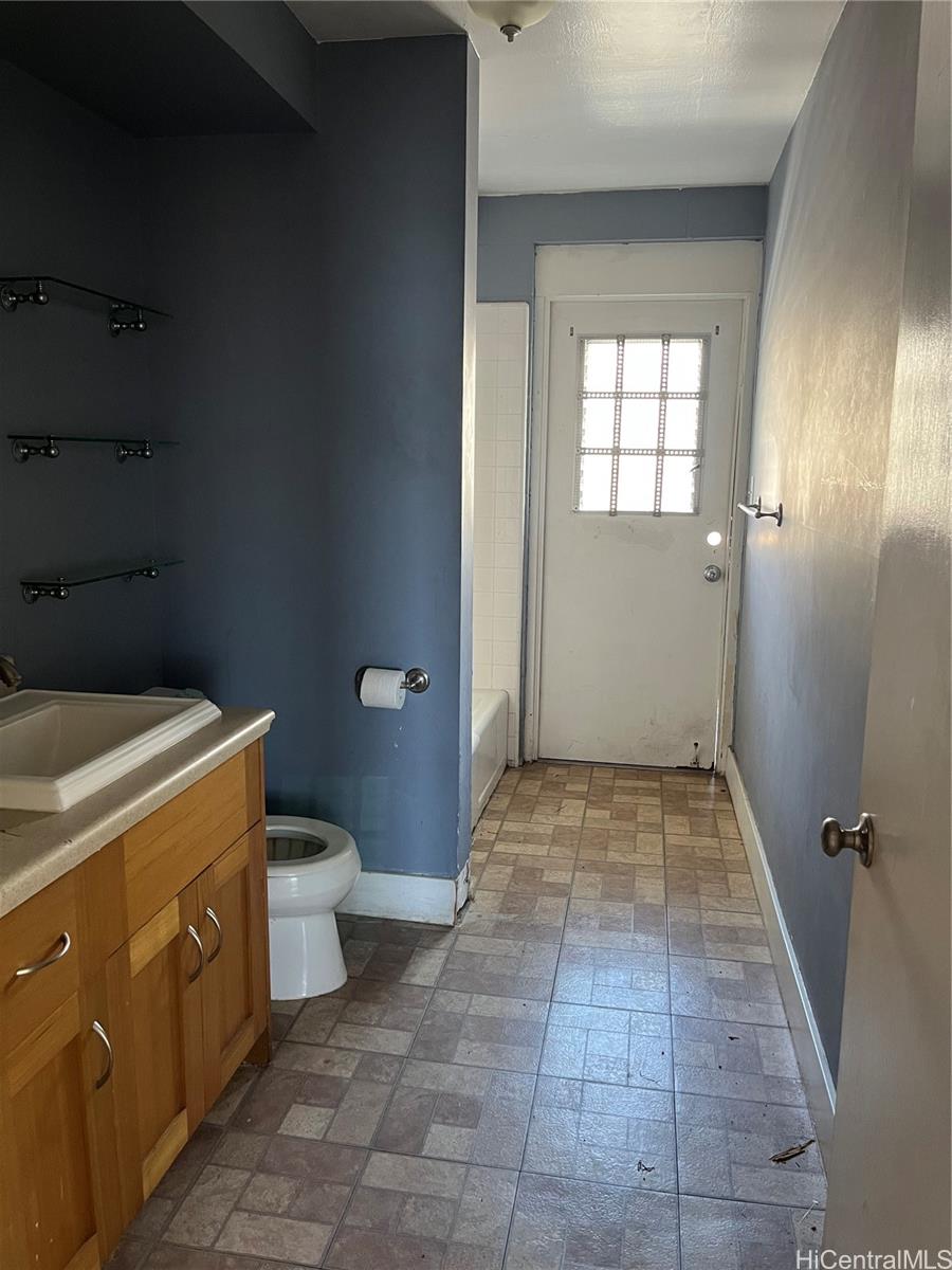 Emerson Plaza condo # 104, Honolulu, Hawaii - photo 5 of 9