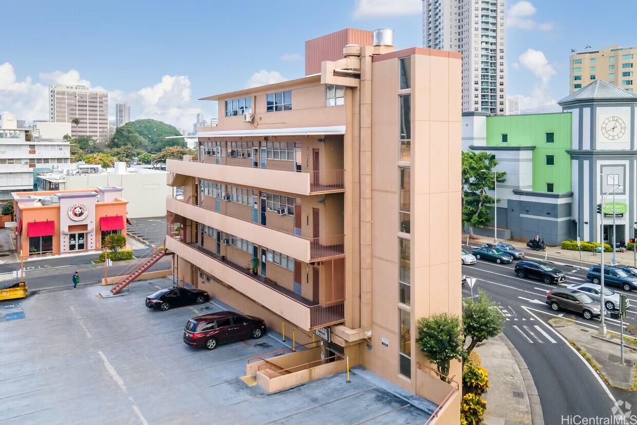 1521 Kalakaua Ave Honolulu - Rental - photo 4 of 12