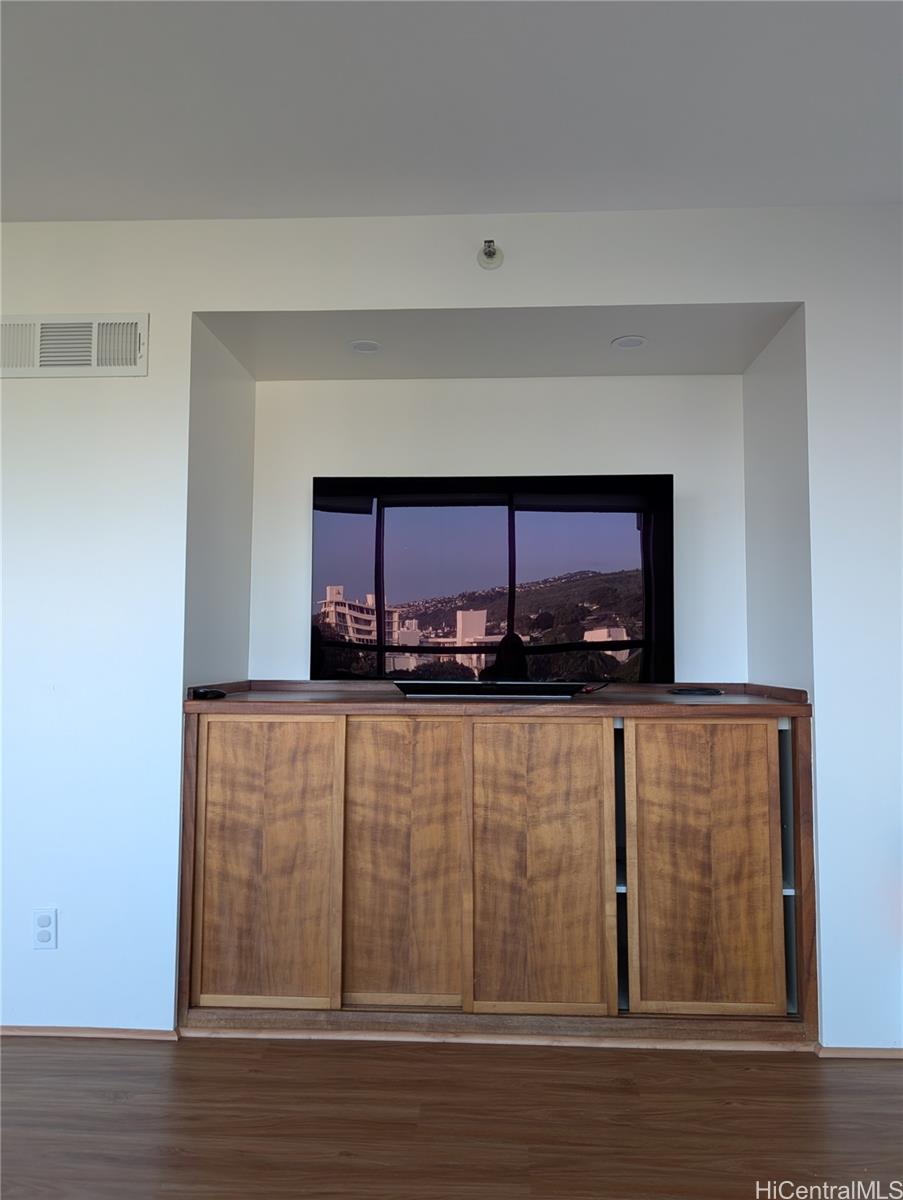 1525 Wilder Ave Honolulu - Rental - photo 5 of 13