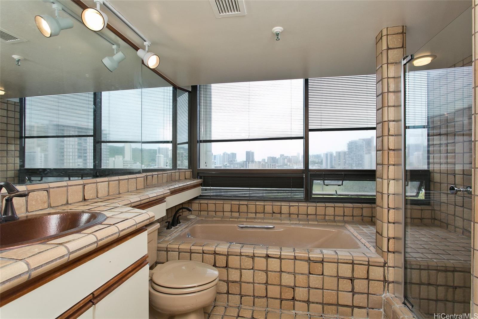 1525 Wilder Ave Honolulu - Rental - photo 15 of 18