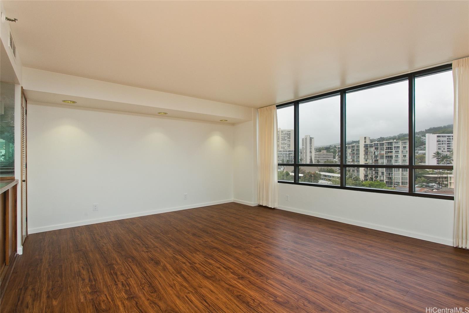 1525 Wilder Ave Honolulu - Rental - photo 3 of 19